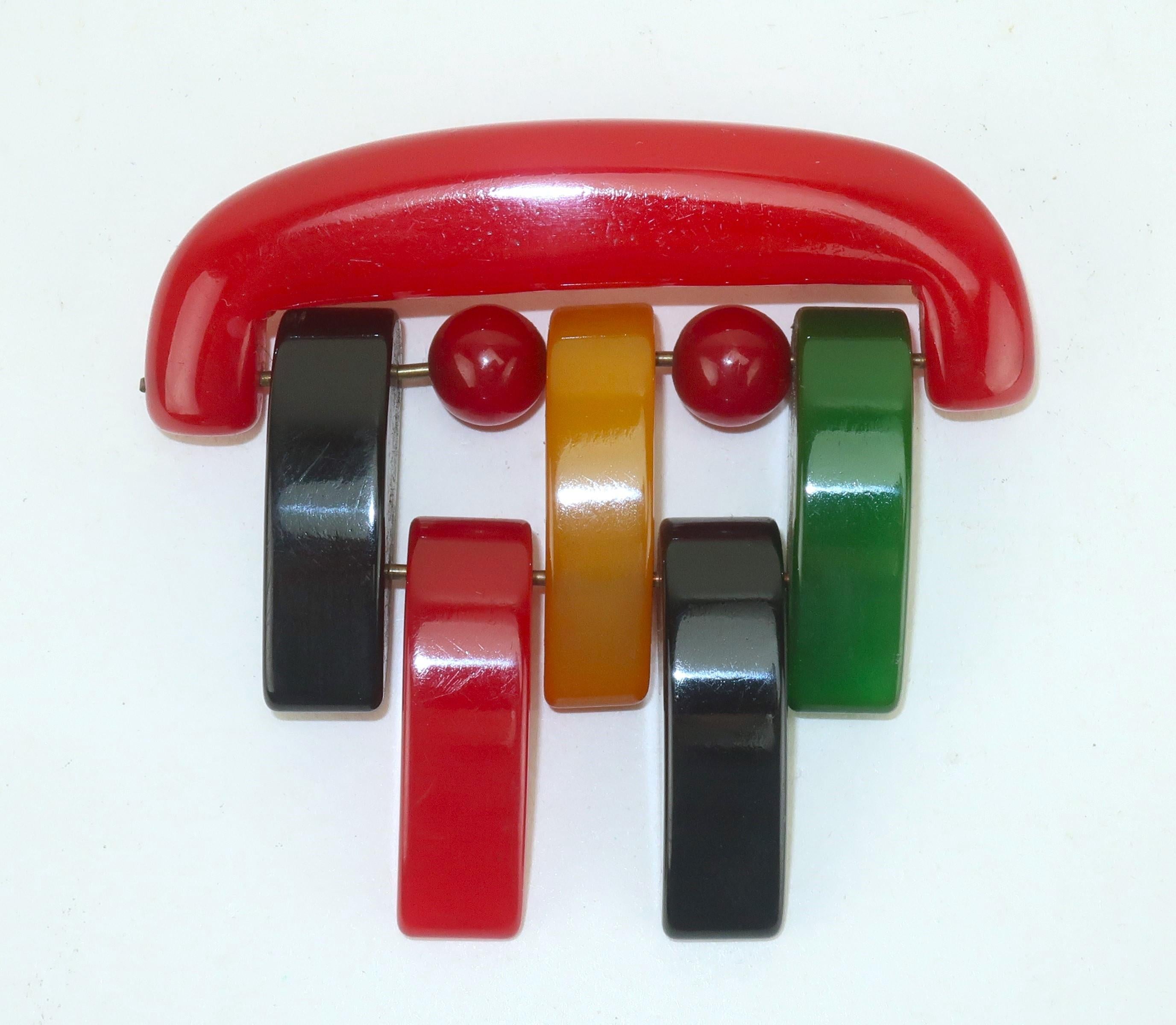 A.C.C. Broche articulée en bakélite aux couleurs primaires souvent associée au rare bracelet 