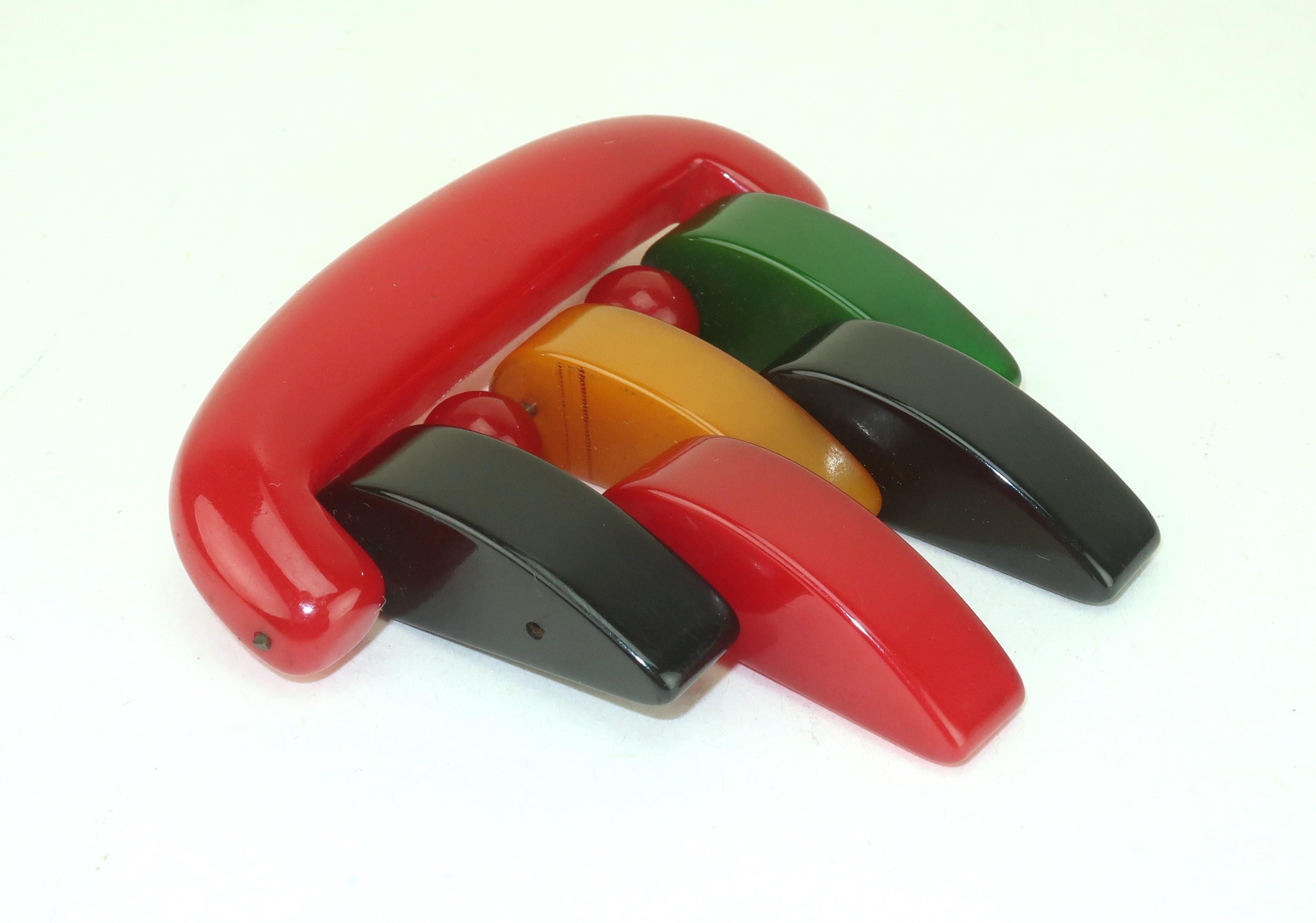 Art déco Broche en bakélite de style Philadelphie, articulée et multicolore, C.1940 en vente