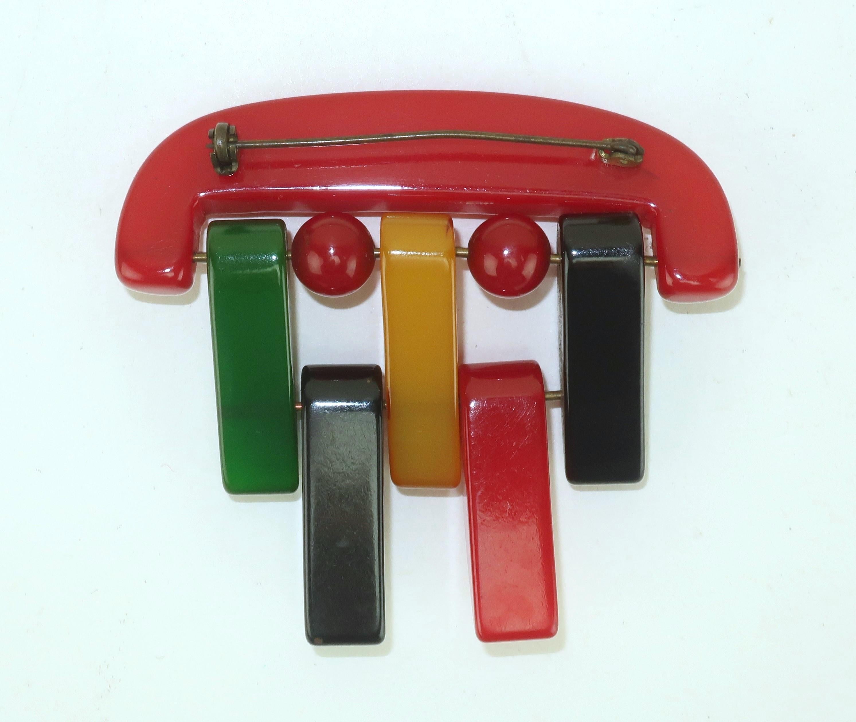 Broche en bakélite de style Philadelphie, articulée et multicolore, C.1940 Pour femmes en vente