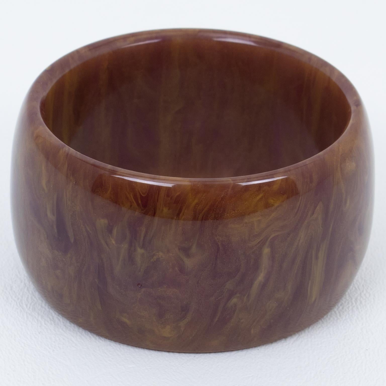 Questo elegante bracciale bachelite in marmo viola a polvere di stelle presenta una forma a fette larghe XL con un'intensa tonalità di marmo viola, volute bianche e inclusioni di scaglie d'oro. 
Misure: Il diametro interno è di 2,50 pollici (6,3 cm)