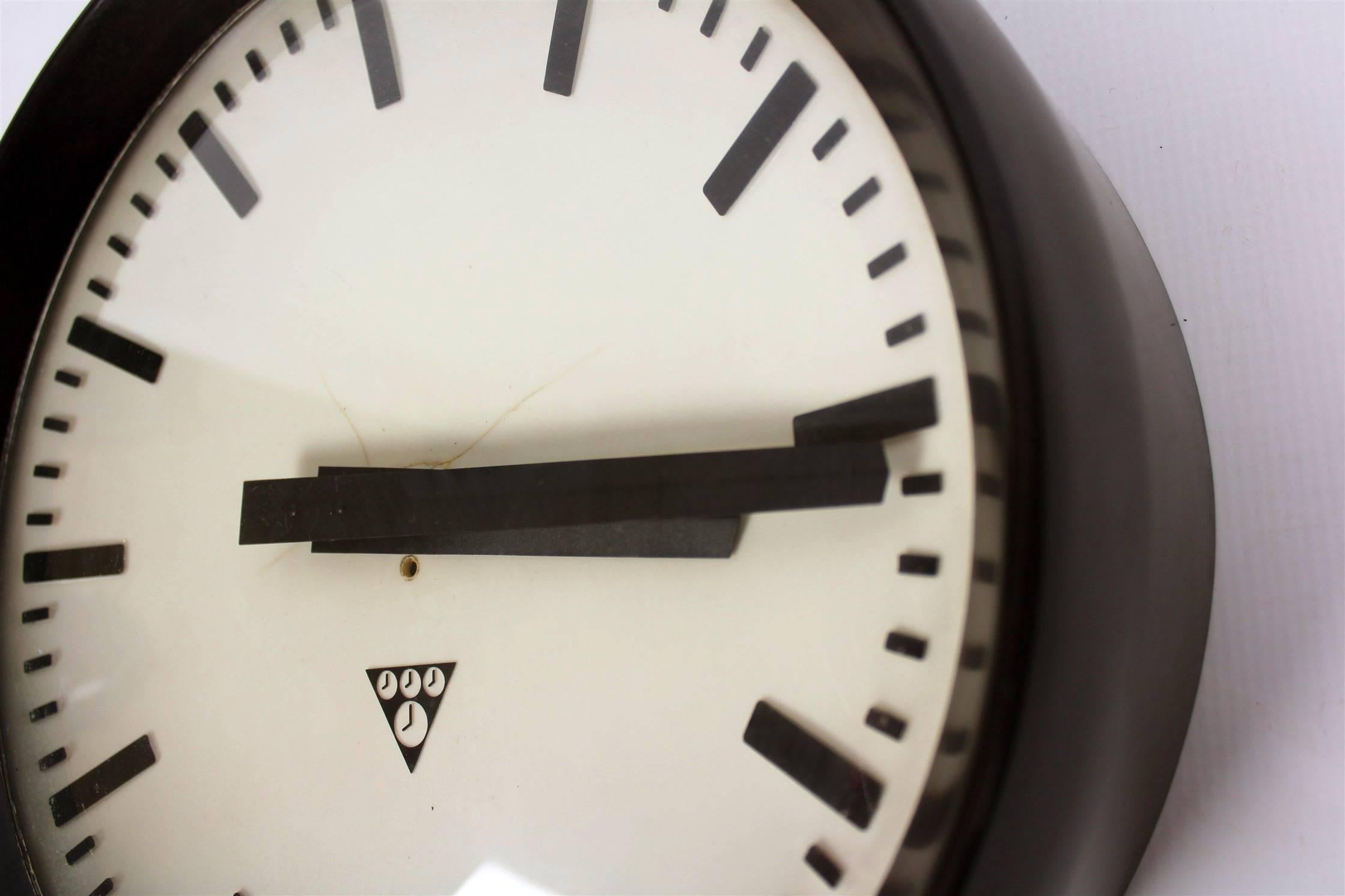 Bakelite railway clock produced by Pragotron in the 1950s. Kept in its original good condition. Has a battery operated quartz controlled drive.