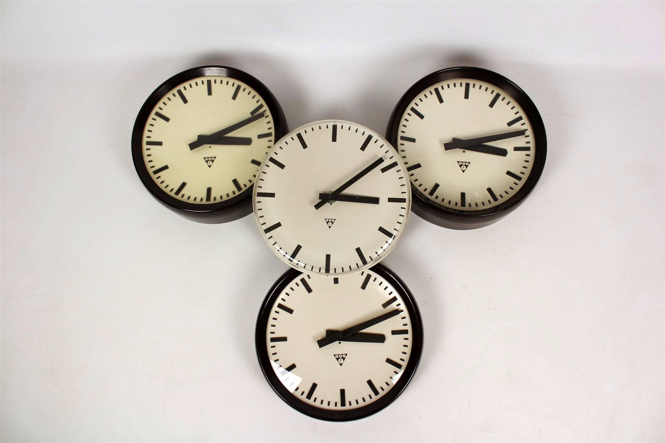 Bakelite Railway Clock from Pragotron, 1950s In Good Condition In Żory, PL