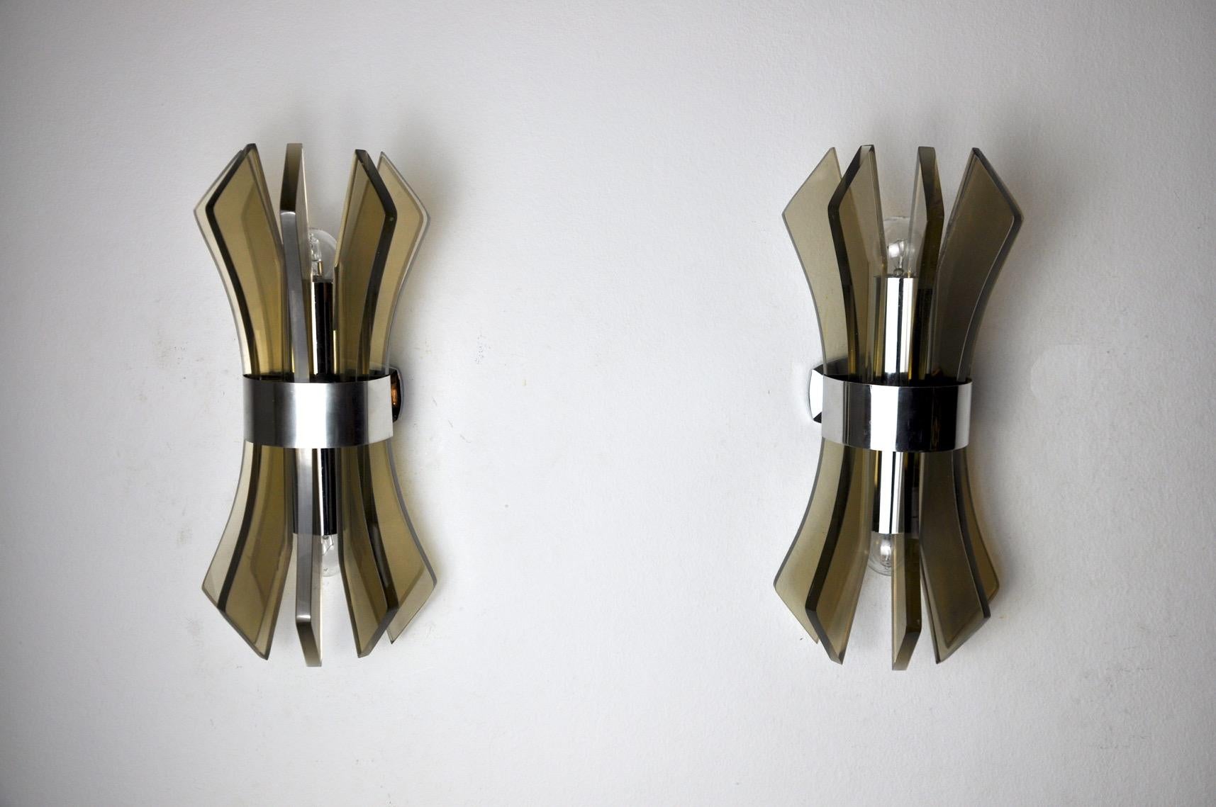 Very nice pair of wall lights Veca produced in Italy in the 70s. Wall lamps composed of brown bakelite plates and a chrome structure. Unique object that will illuminate wonderfully and bring a real design touch to your interior. Electricity checked,