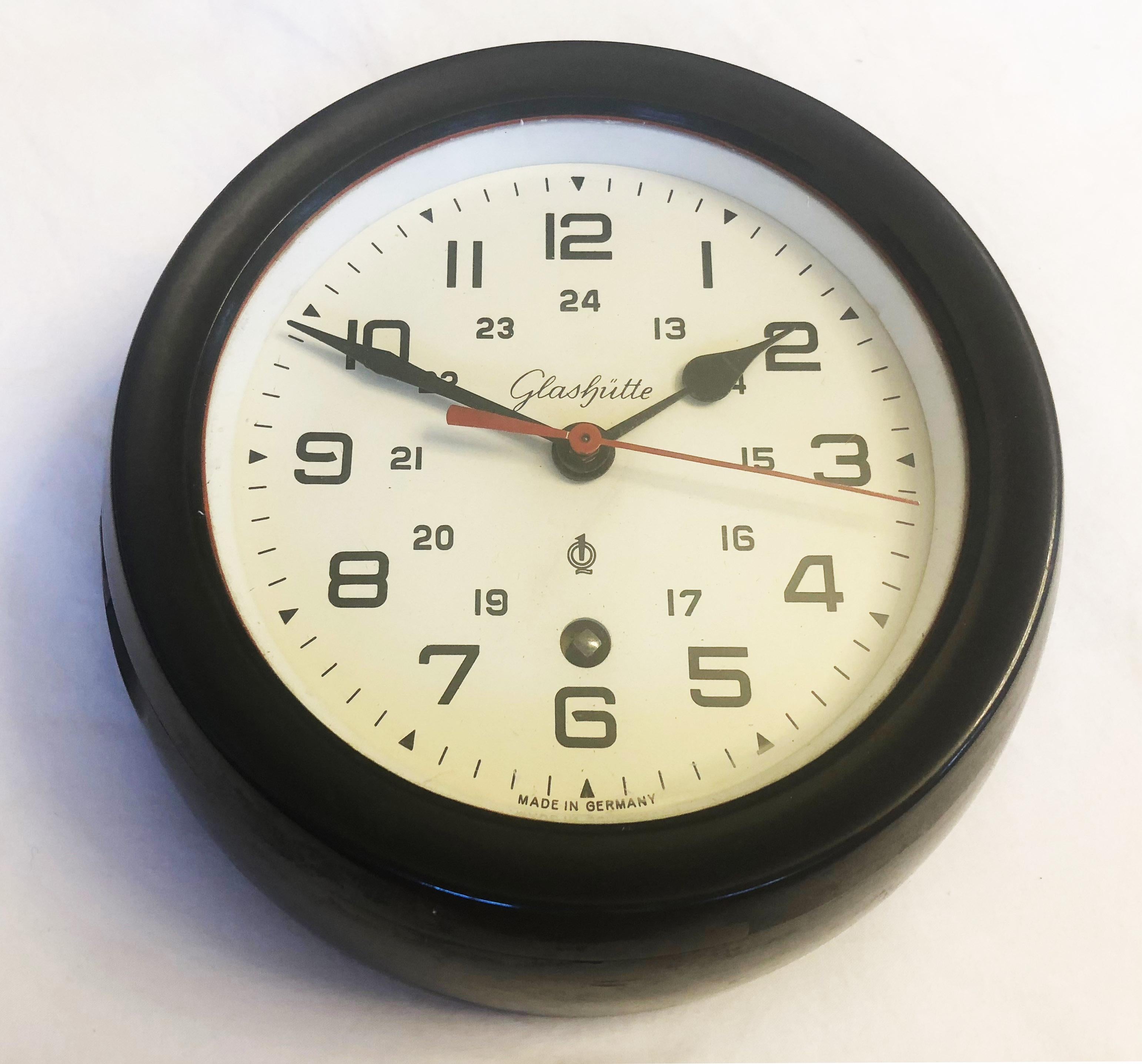 Ship wall clock made in the 1960s by Glashütte in Germany (formerly A. Lange und Söhne DUF). Frame made of bakelite. The clock face is covered with glass.
Original and perfect working condition.
 