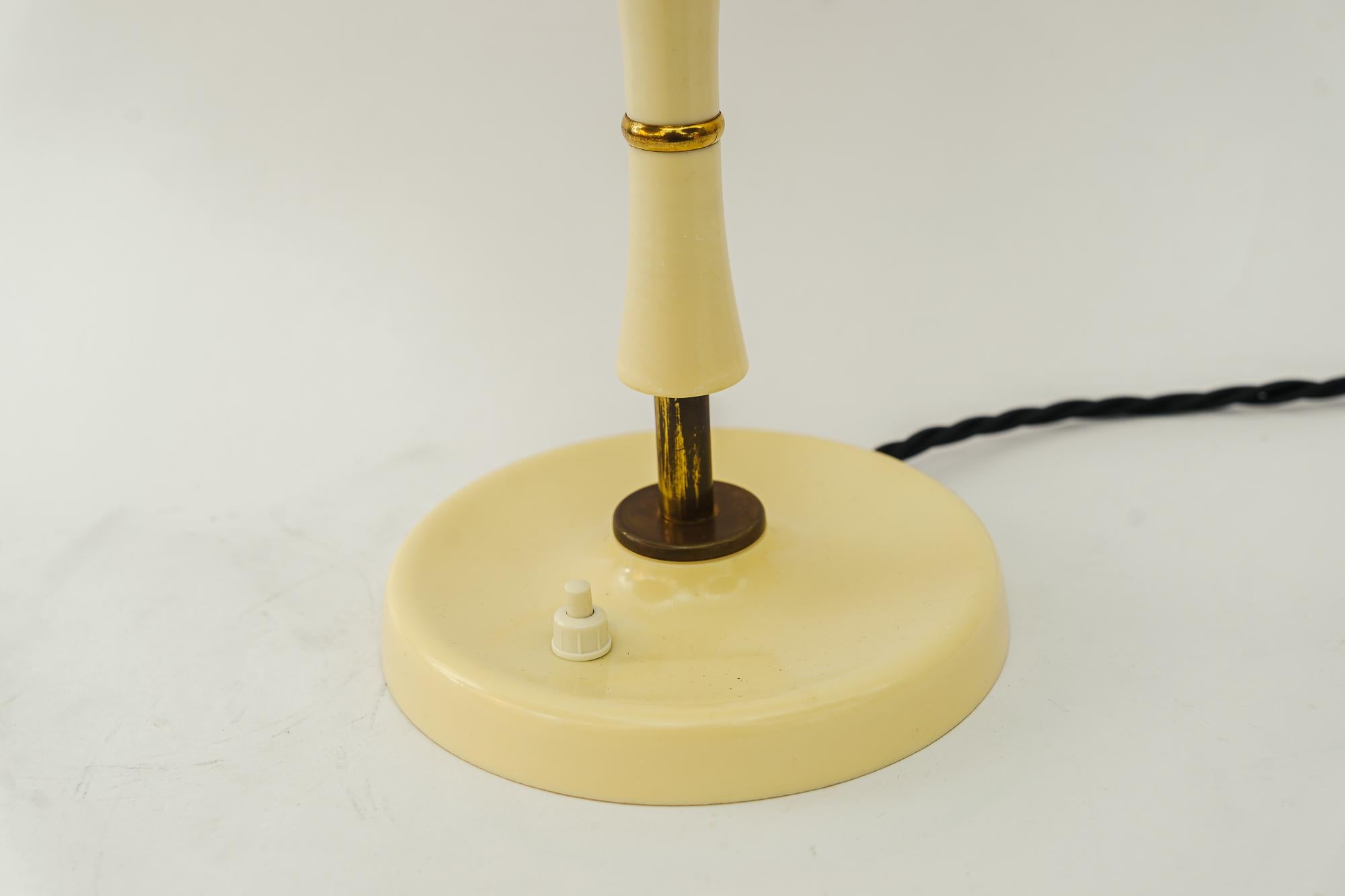 Bakelite table lamp vienna with fabric shade around 1930s.
Original condition.
Only the fabric shade is replaced.
