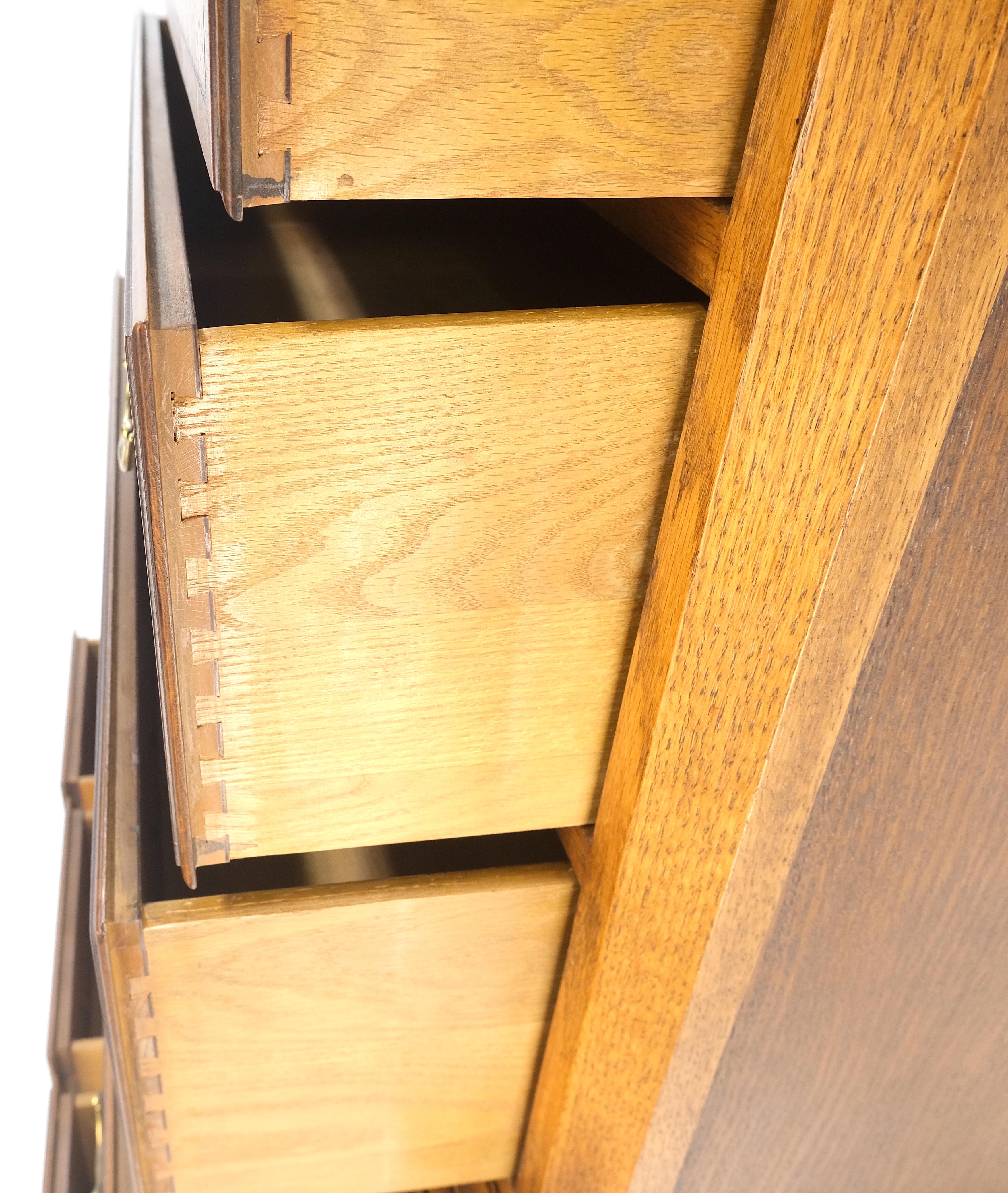 Baker 10 cassetti in stile Chippendale con ferramenta in ottone Queen An Highboy Dresser MINT in vendita 3