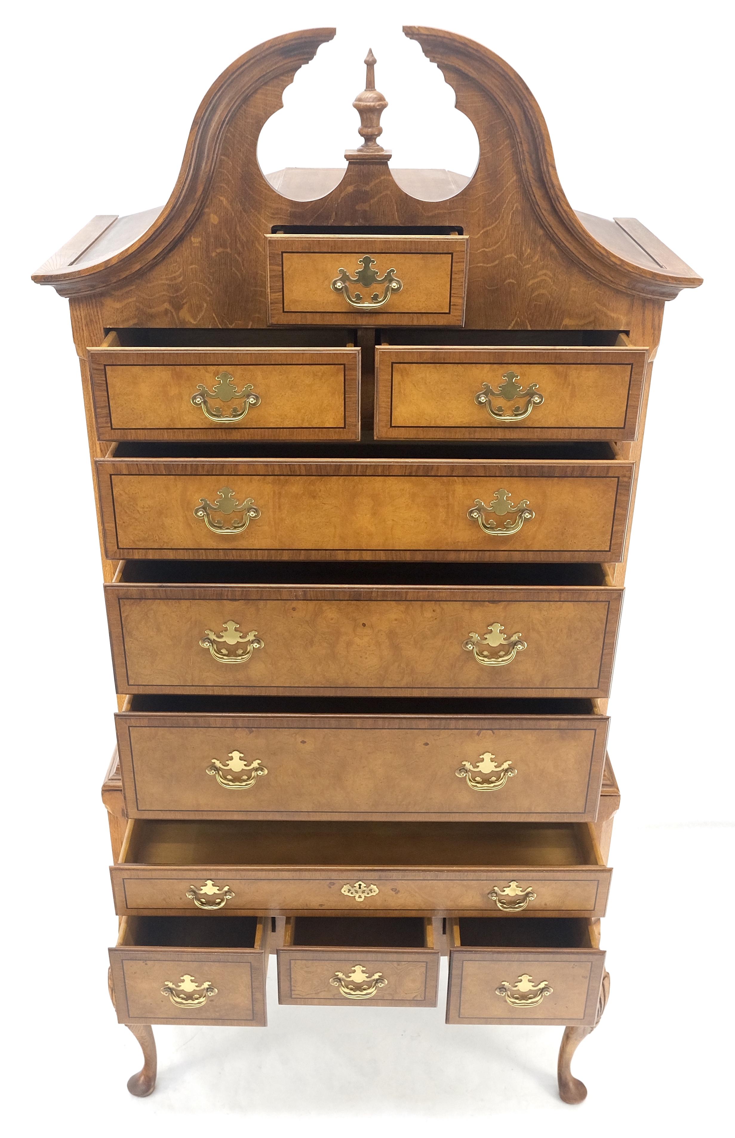 Baker 10 cassetti in stile Chippendale con ferramenta in ottone Queen An Highboy Dresser MINT in vendita 4