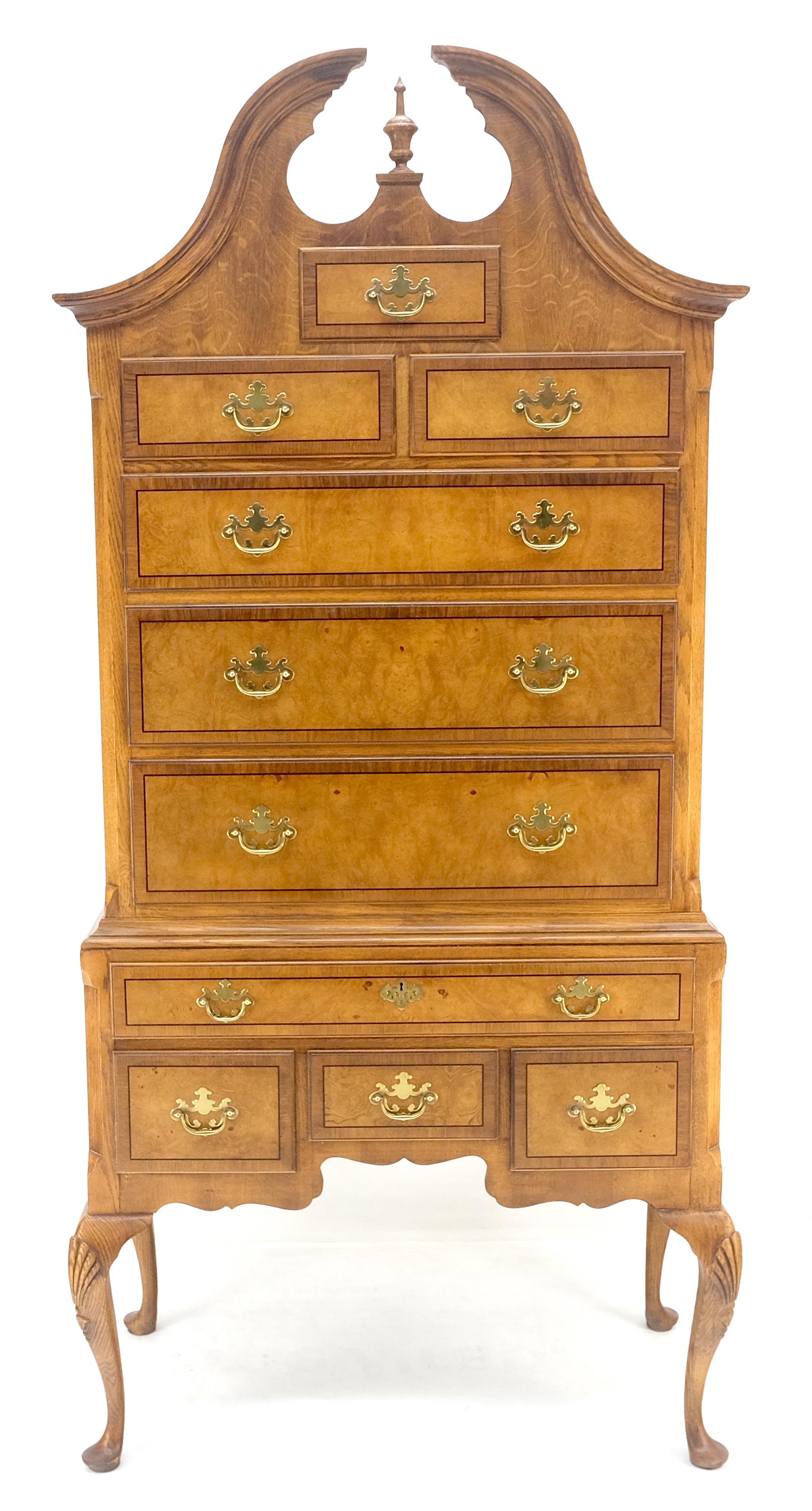 Americano Baker 10 cassetti in stile Chippendale con ferramenta in ottone Queen An Highboy Dresser MINT in vendita