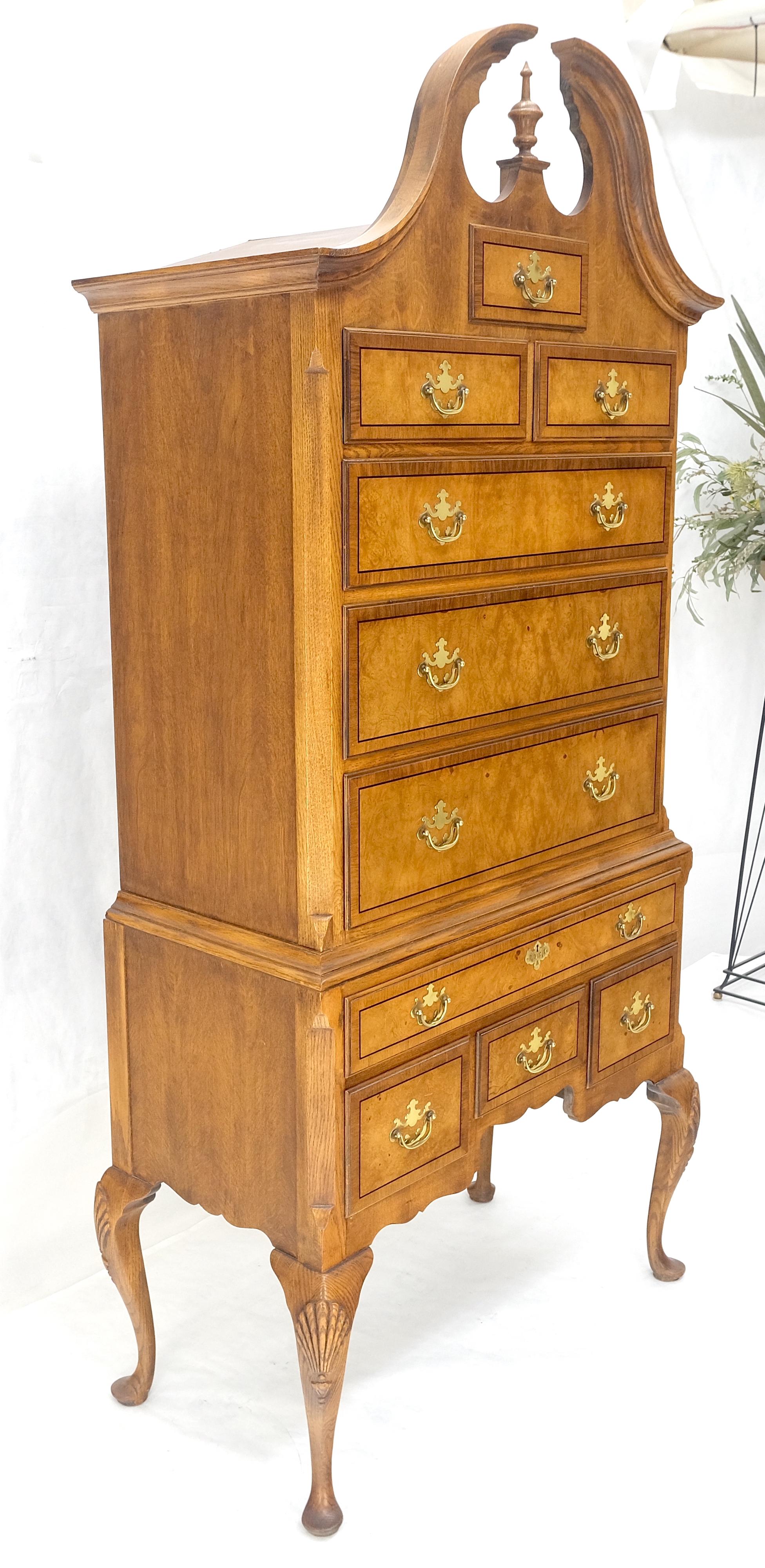 Baker 10 cassetti in stile Chippendale con ferramenta in ottone Queen An Highboy Dresser MINT In condizioni buone in vendita a Rockaway, NJ