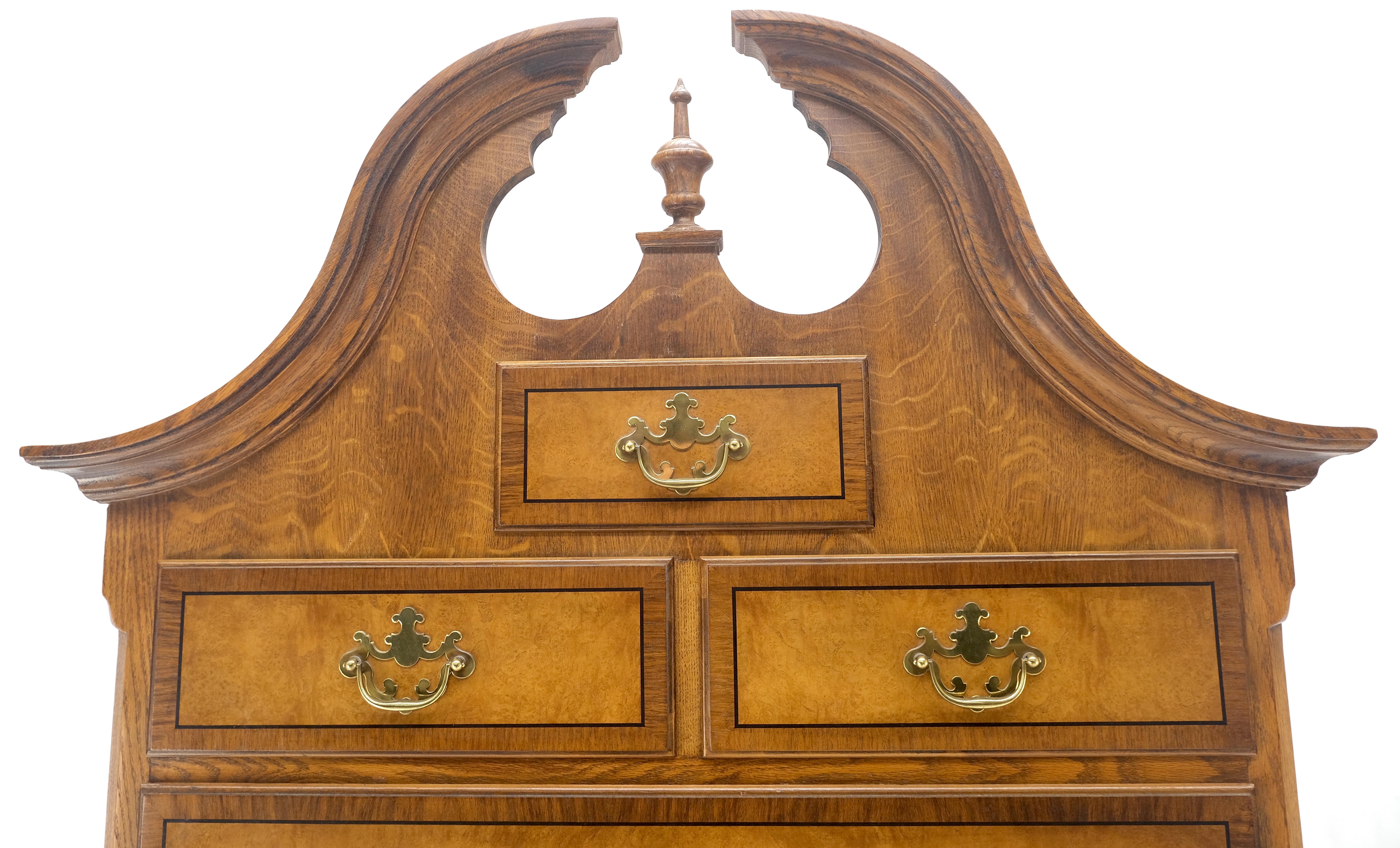 XX secolo Baker 10 cassetti in stile Chippendale con ferramenta in ottone Queen An Highboy Dresser MINT in vendita