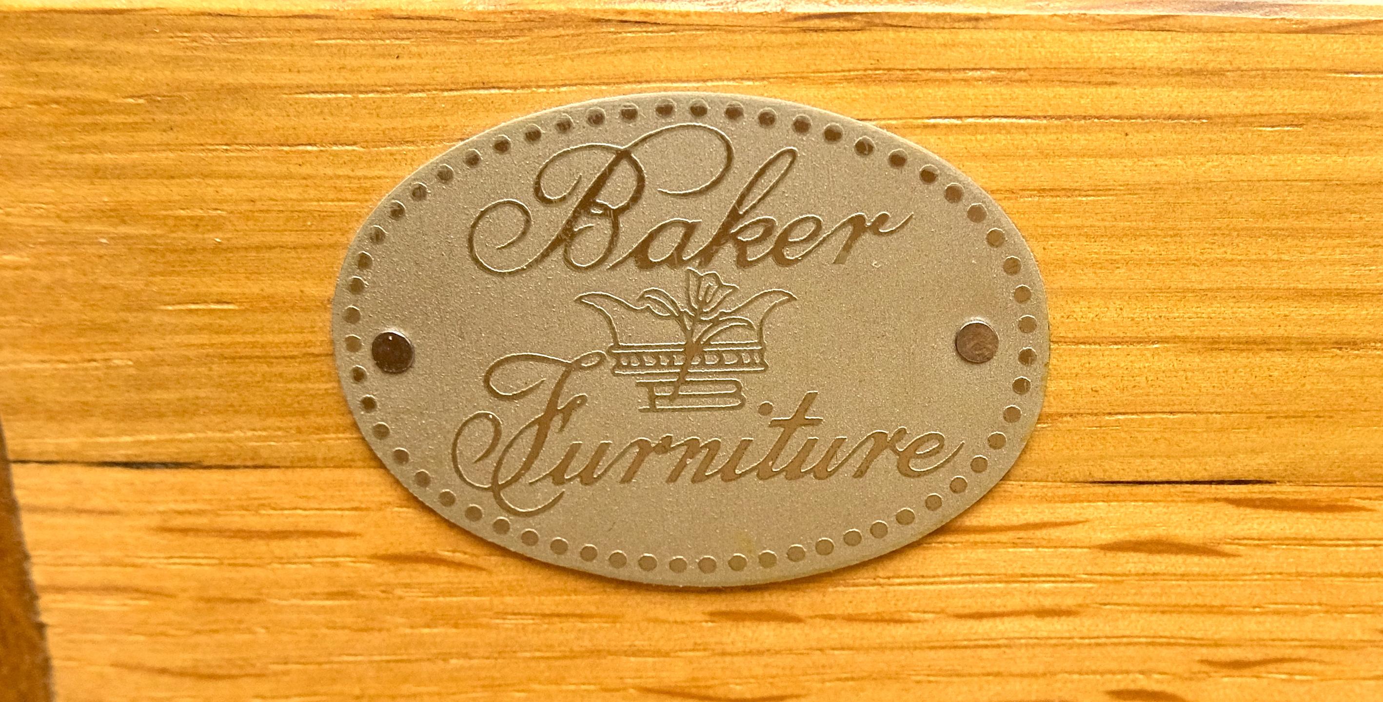 Baker 10 cassetti in stile Chippendale con ferramenta in ottone Queen An Highboy Dresser MINT in vendita 2
