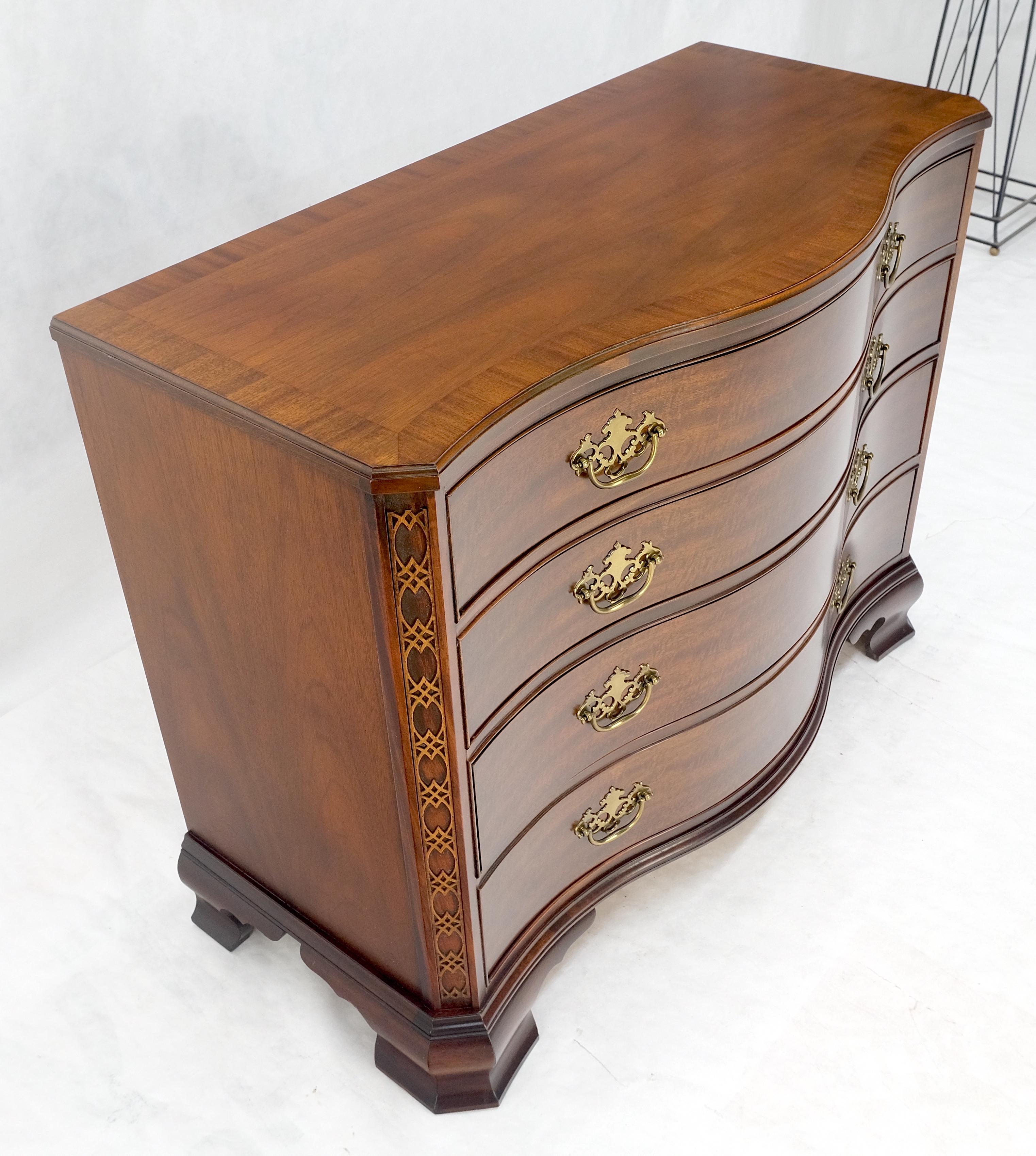 Baker 4 cassetti Serpantine Front Bracket Feet Feder Bachelor Chest Dresser MINT in vendita 2