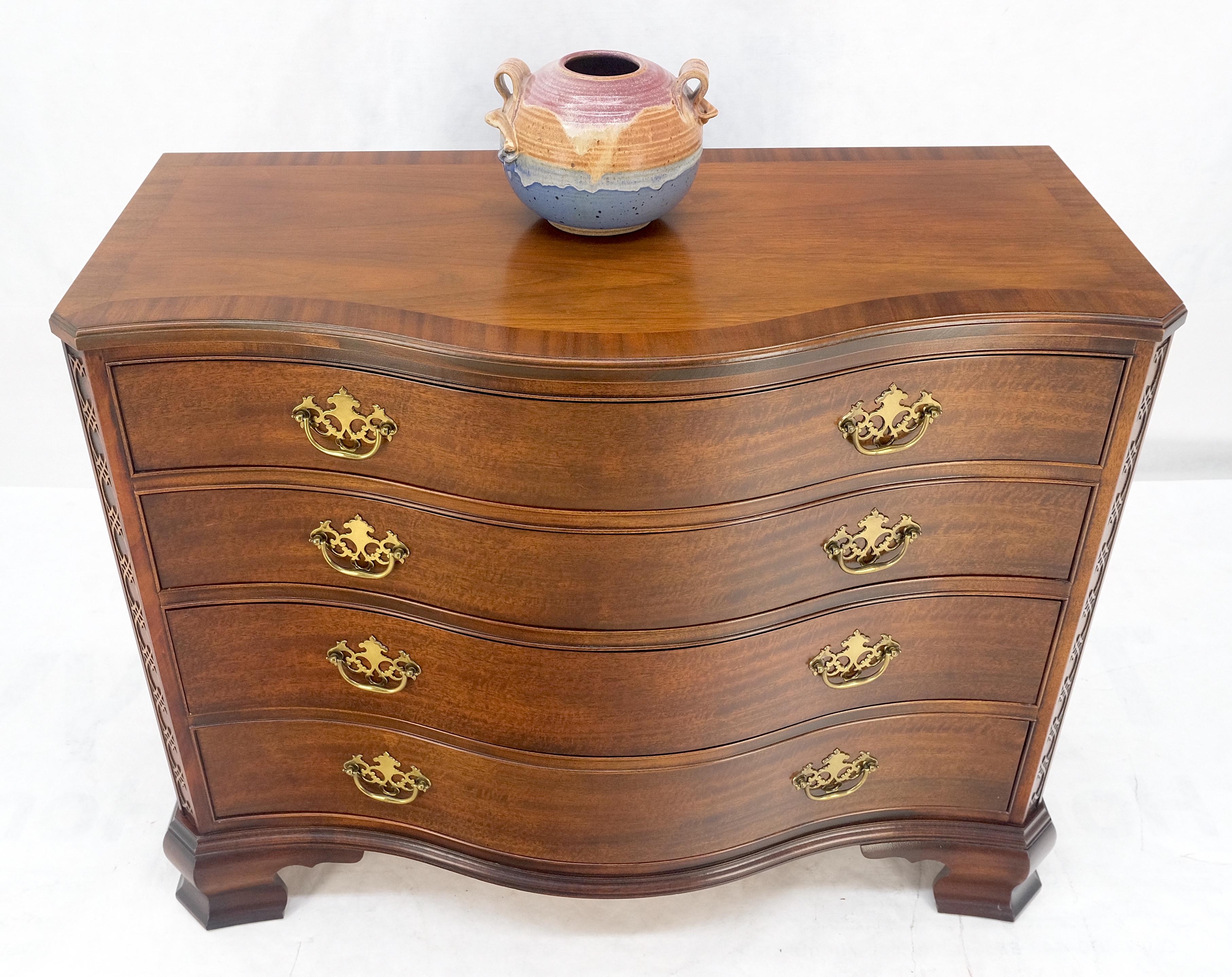 Baker 4 cassetti Serpantine Front Bracket Feet Feder Bachelor Chest Dresser MINT in vendita 3