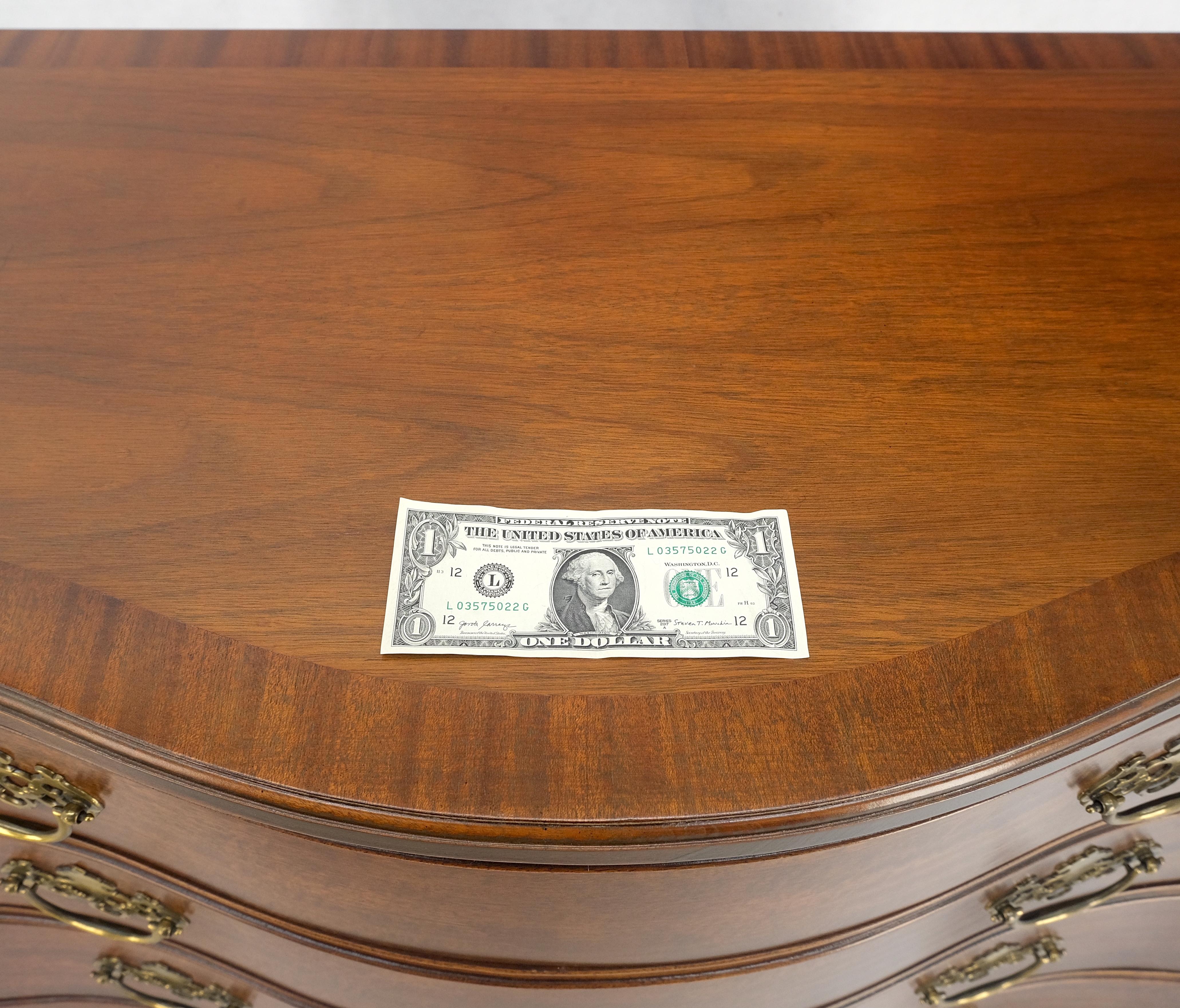 Baker 4 cassetti Serpantine Front Bracket Feet Feder Bachelor Chest Dresser MINT in vendita 4
