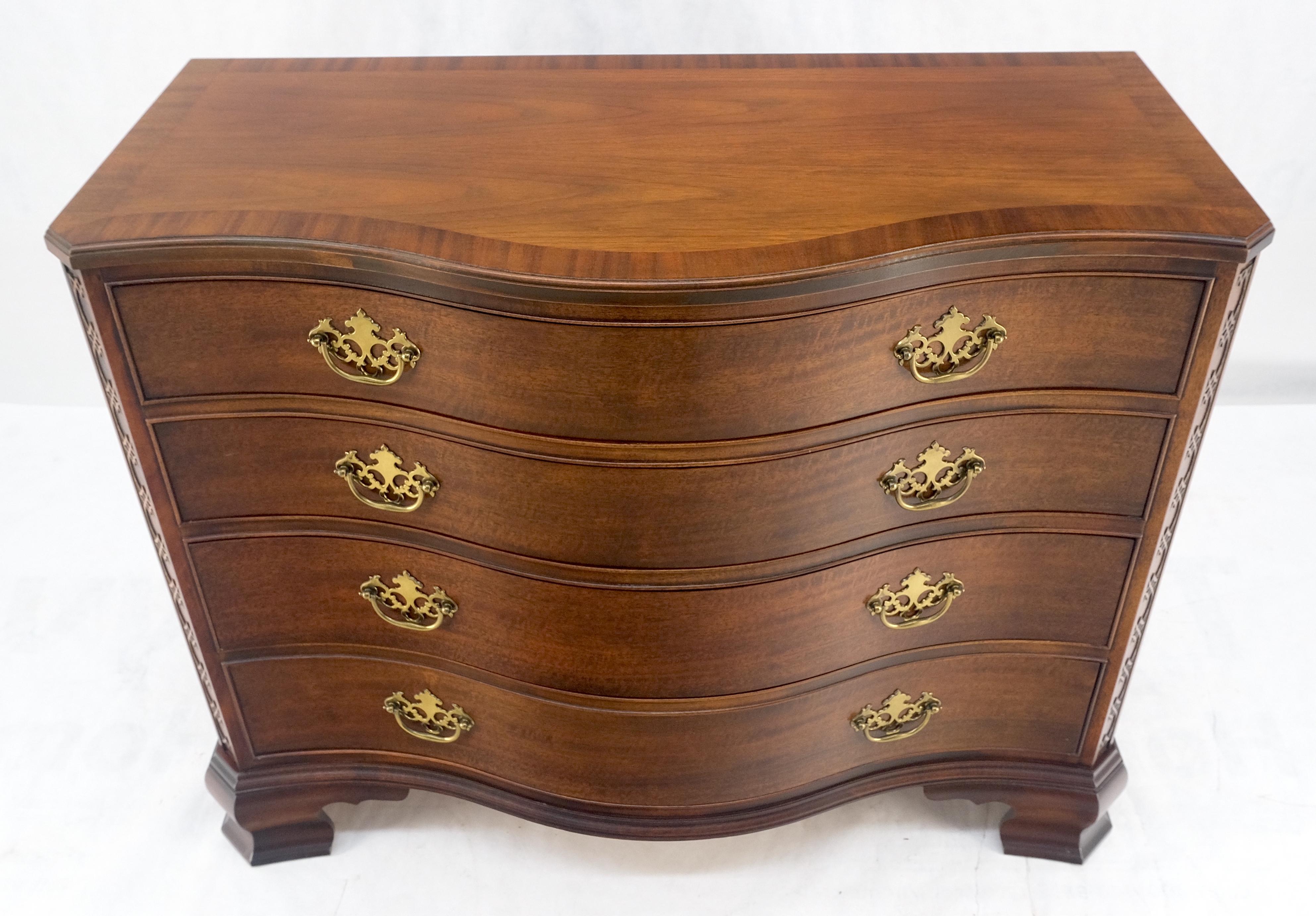 Baker 4 cassetti a fascia con frontale in serpentino Piedi a staffa Feder Bachelor Chest Dresser MINT!