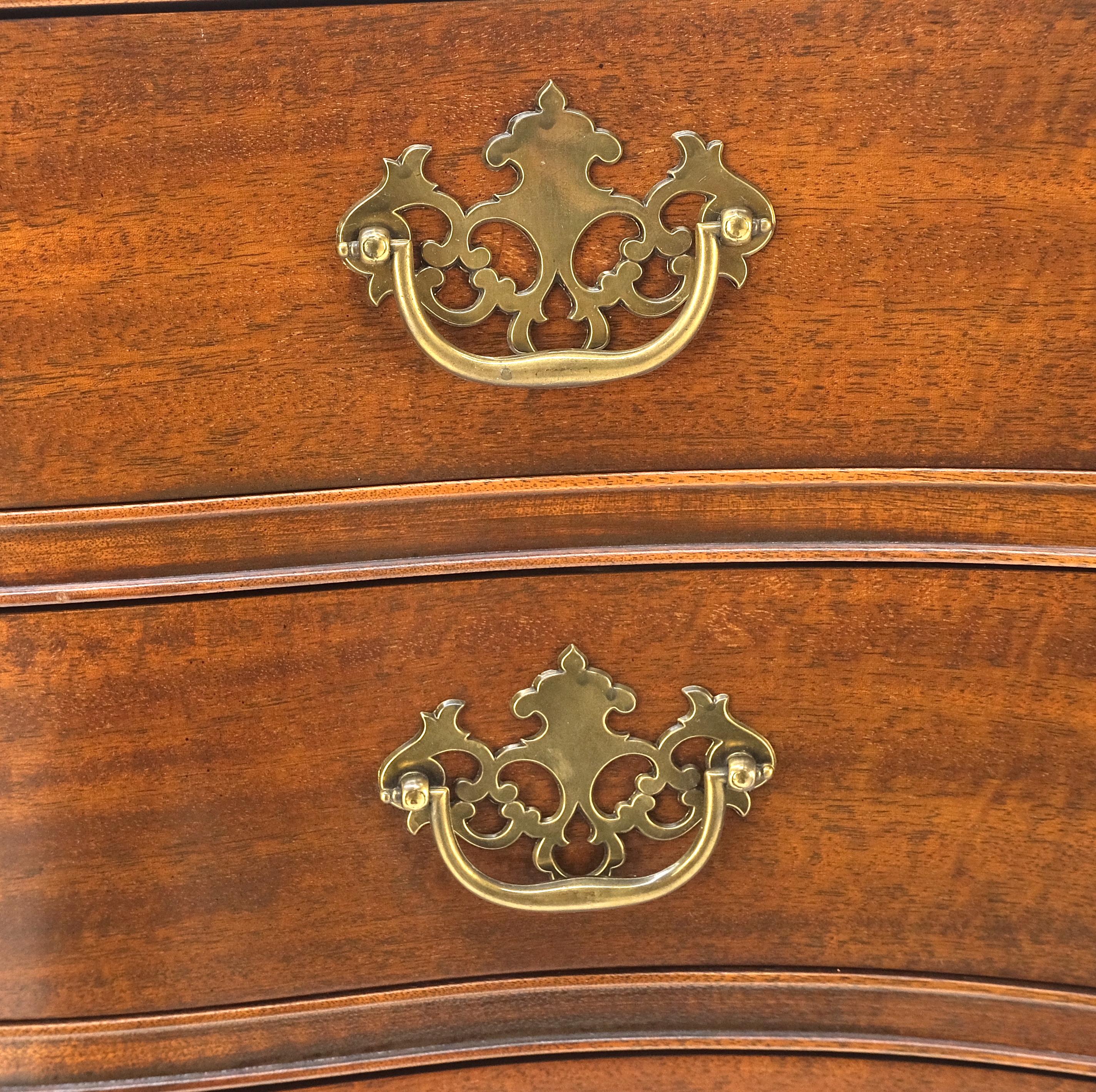 Americano Baker 4 cassetti Serpantine Front Bracket Feet Feder Bachelor Chest Dresser MINT in vendita
