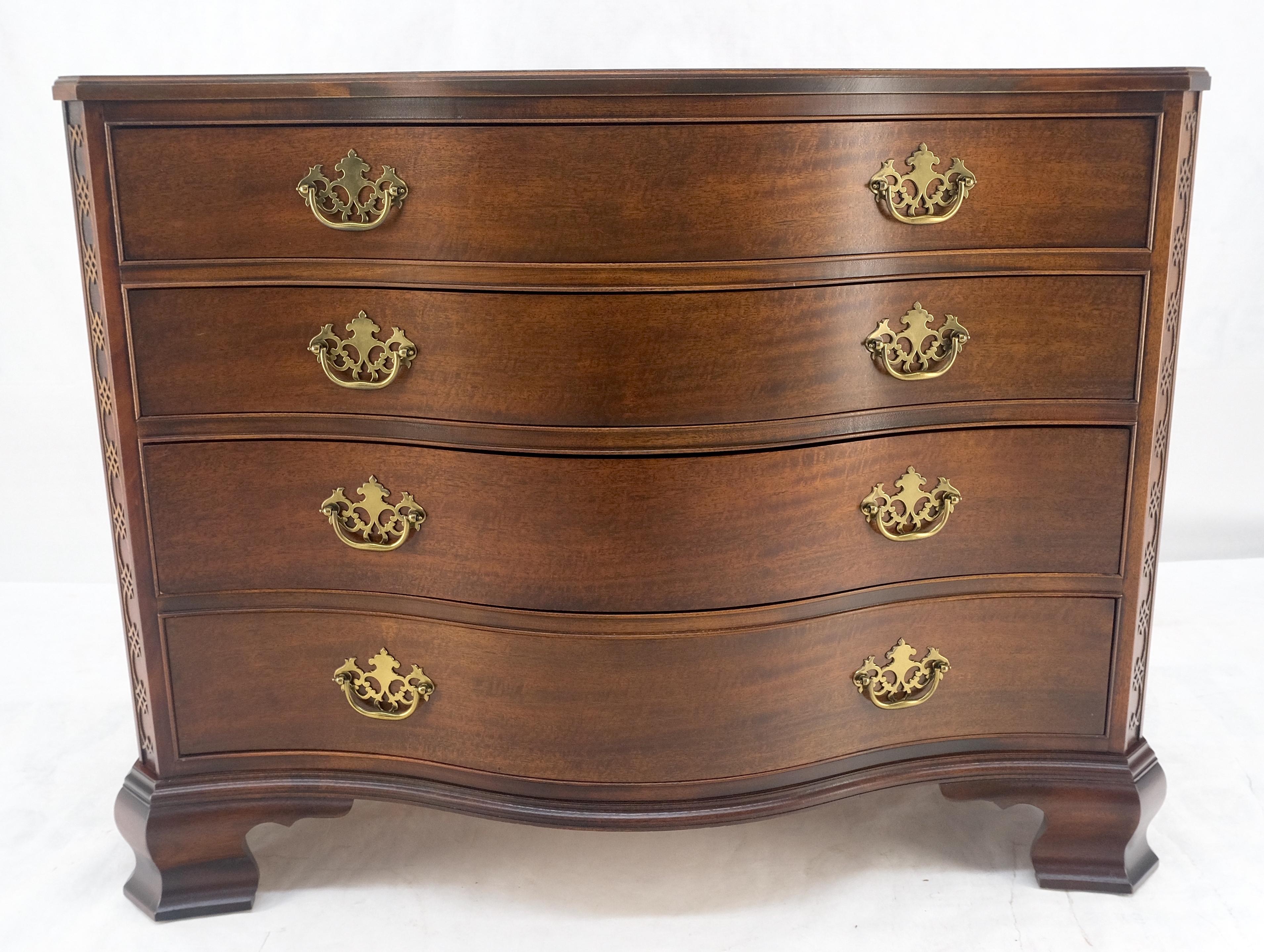 Intagliato Baker 4 cassetti Serpantine Front Bracket Feet Feder Bachelor Chest Dresser MINT in vendita
