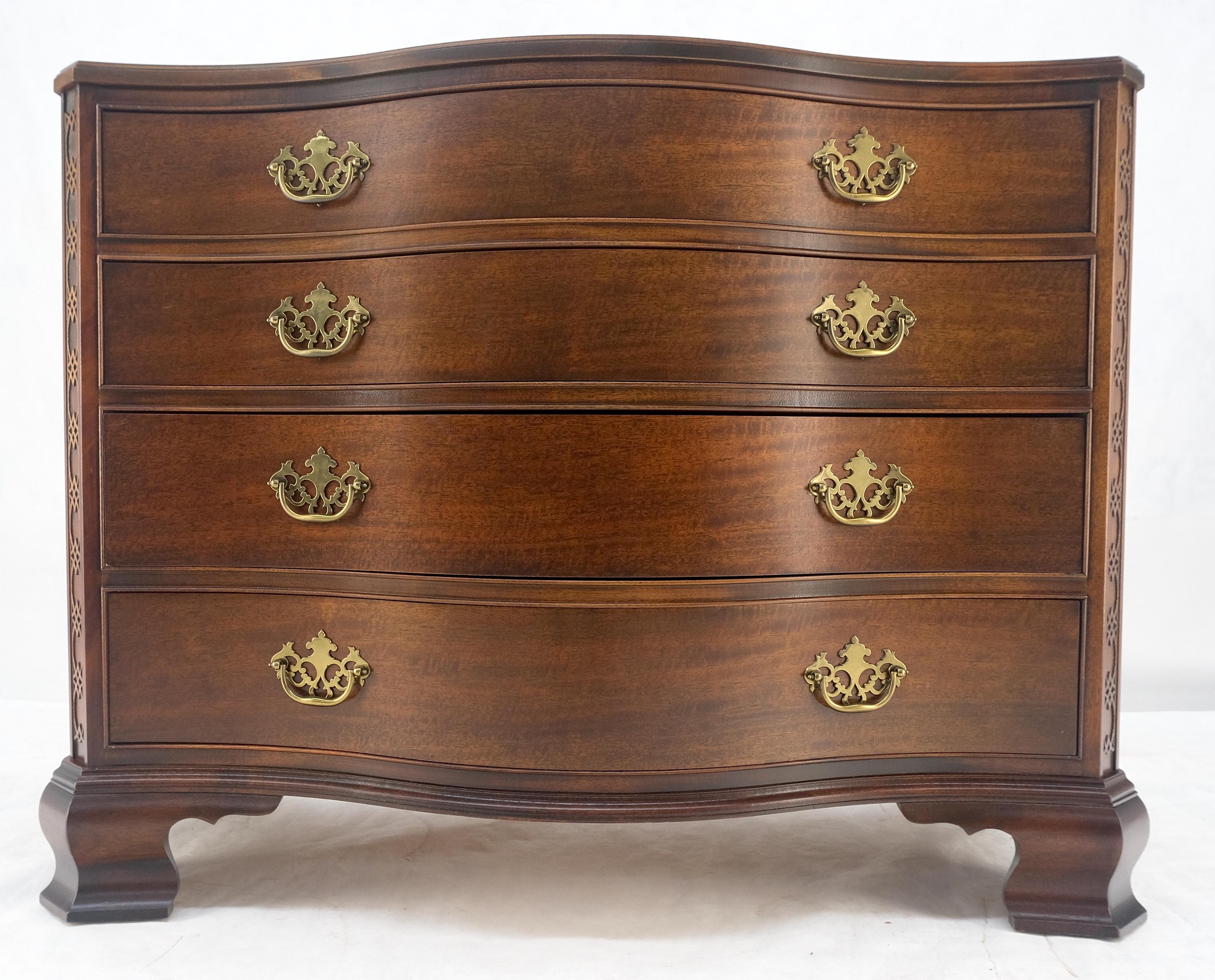Baker 4 cassetti Serpantine Front Bracket Feet Feder Bachelor Chest Dresser MINT In condizioni ottime in vendita a Rockaway, NJ