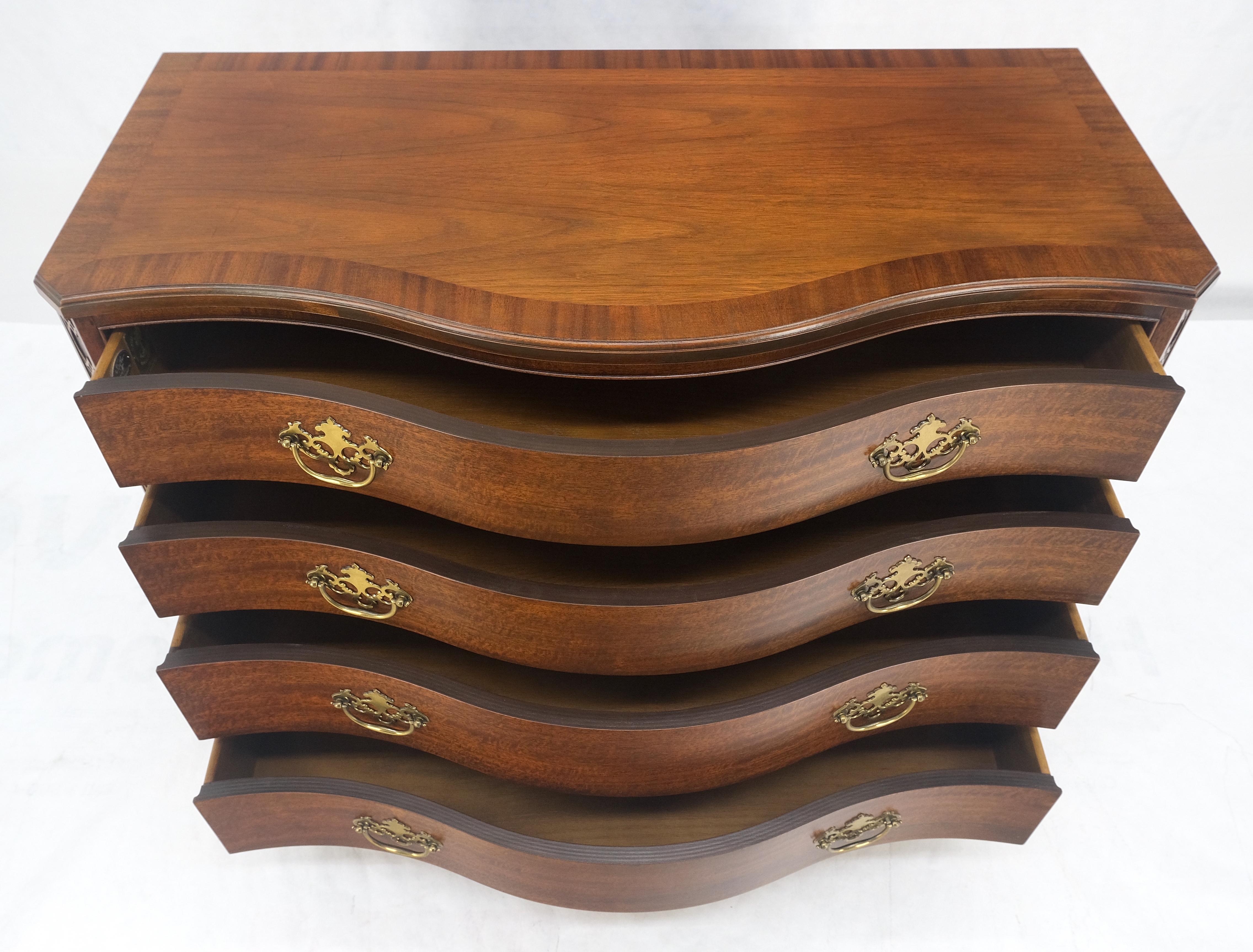 XX secolo Baker 4 cassetti Serpantine Front Bracket Feet Feder Bachelor Chest Dresser MINT in vendita