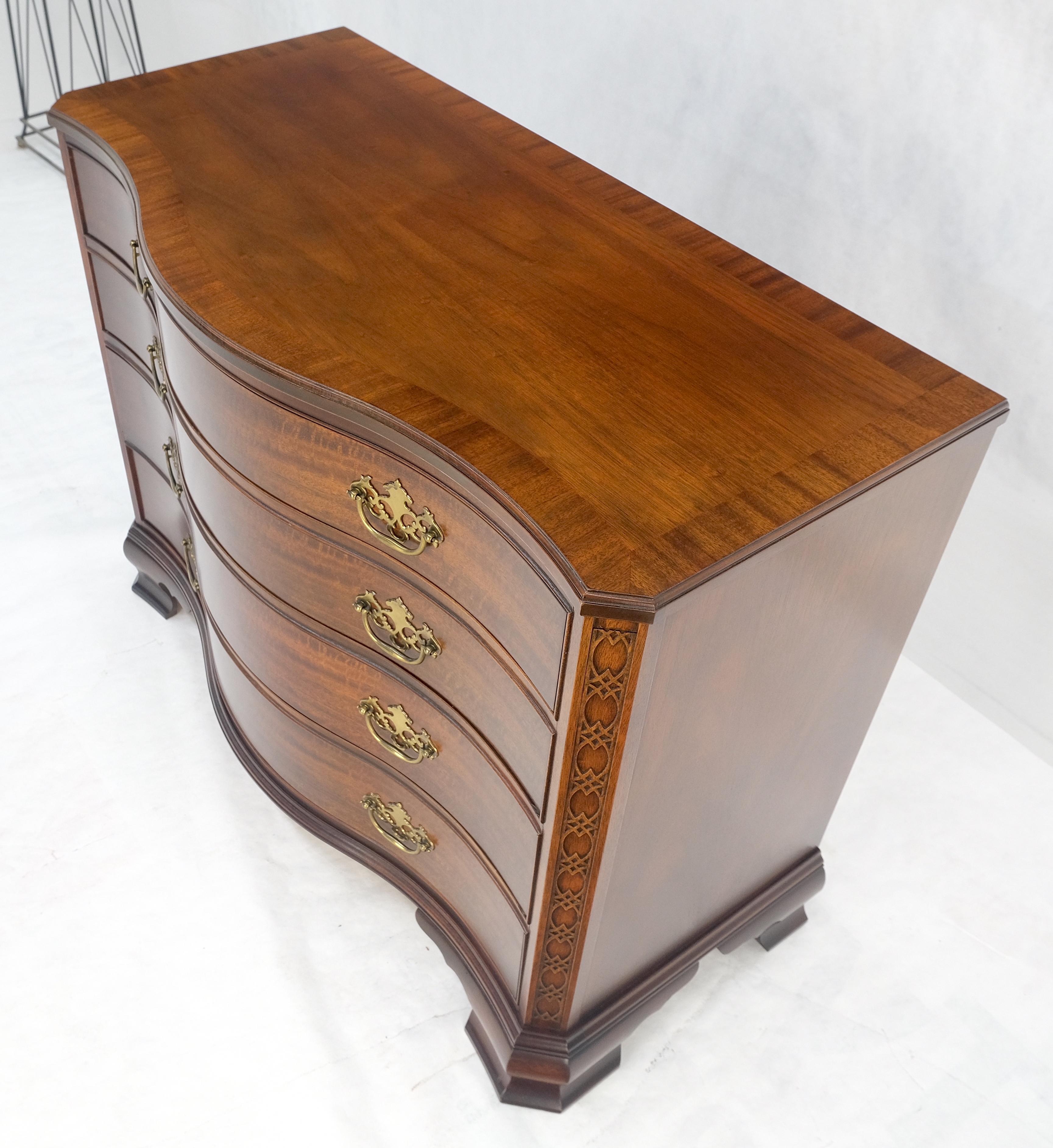 Ottone Baker 4 cassetti Serpantine Front Bracket Feet Feder Bachelor Chest Dresser MINT in vendita