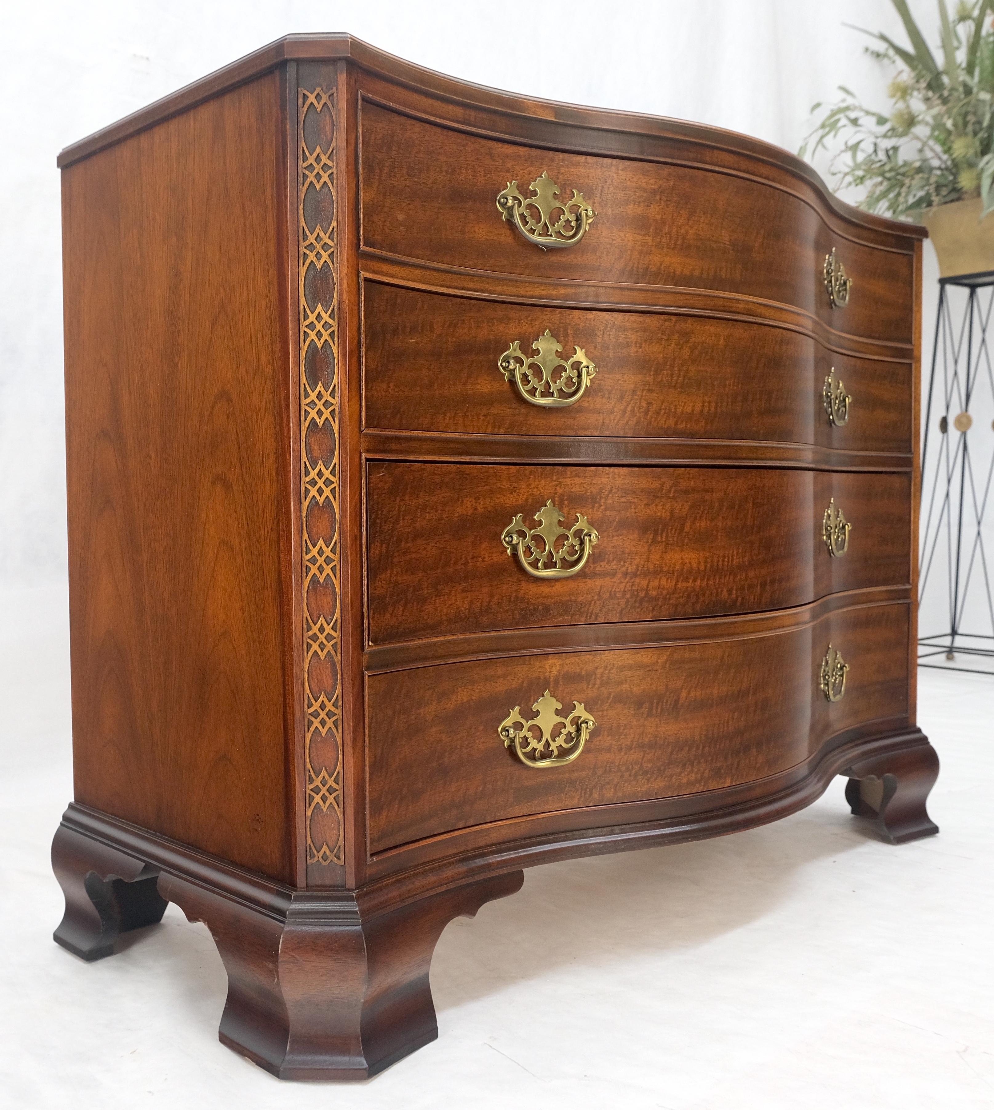 Baker 4 cassetti Serpantine Front Bracket Feet Feder Bachelor Chest Dresser MINT in vendita 1