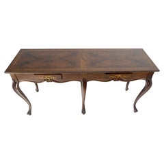 Tavolo da divano Baker lungo 54" con 6 gambe in radica di noce e 2 cassetti con gambe a cabriola