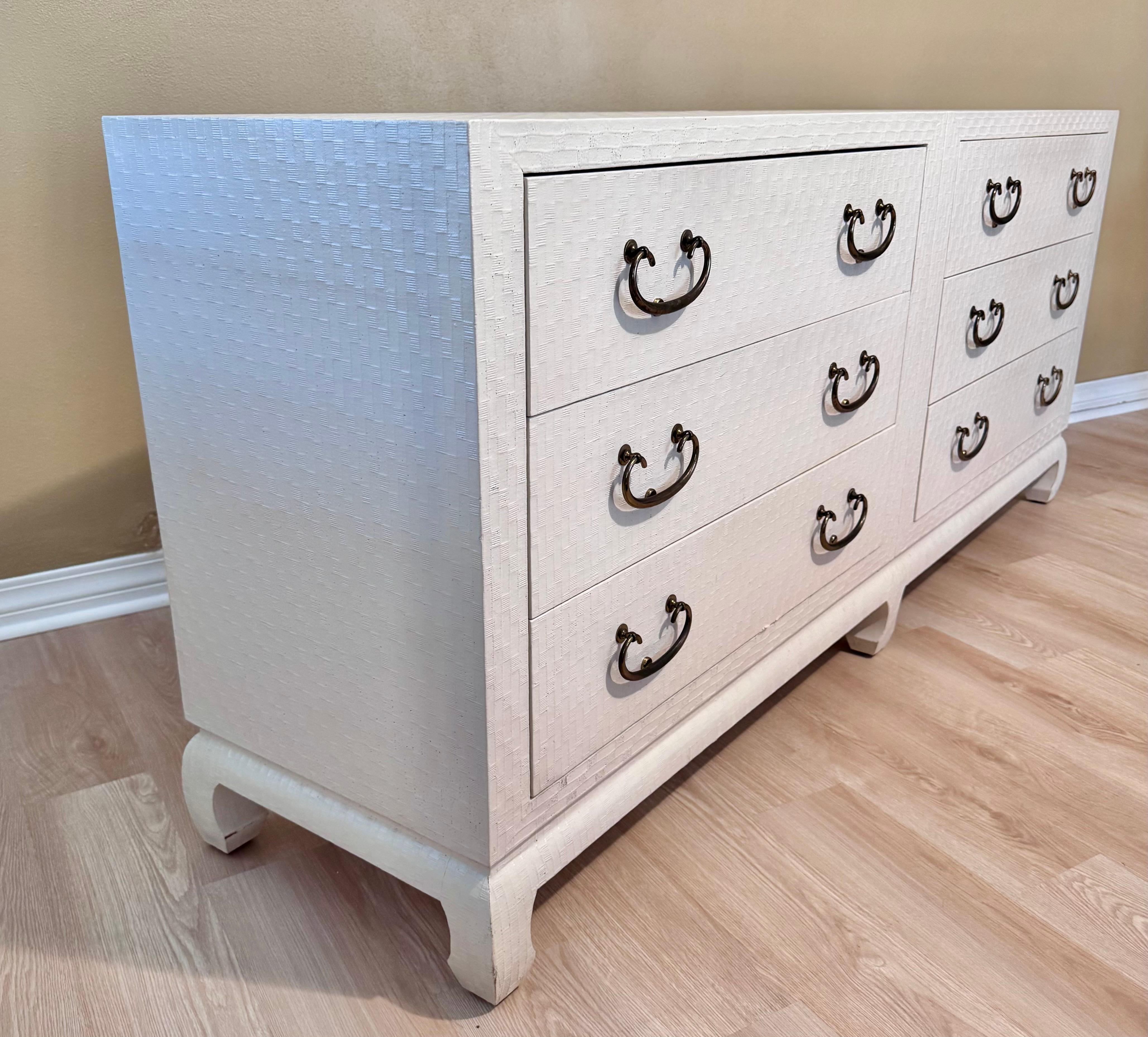 Brass Baker Asian Modern Mid Century Grass Cloth Cream Lacquer Raffia Commode For Sale