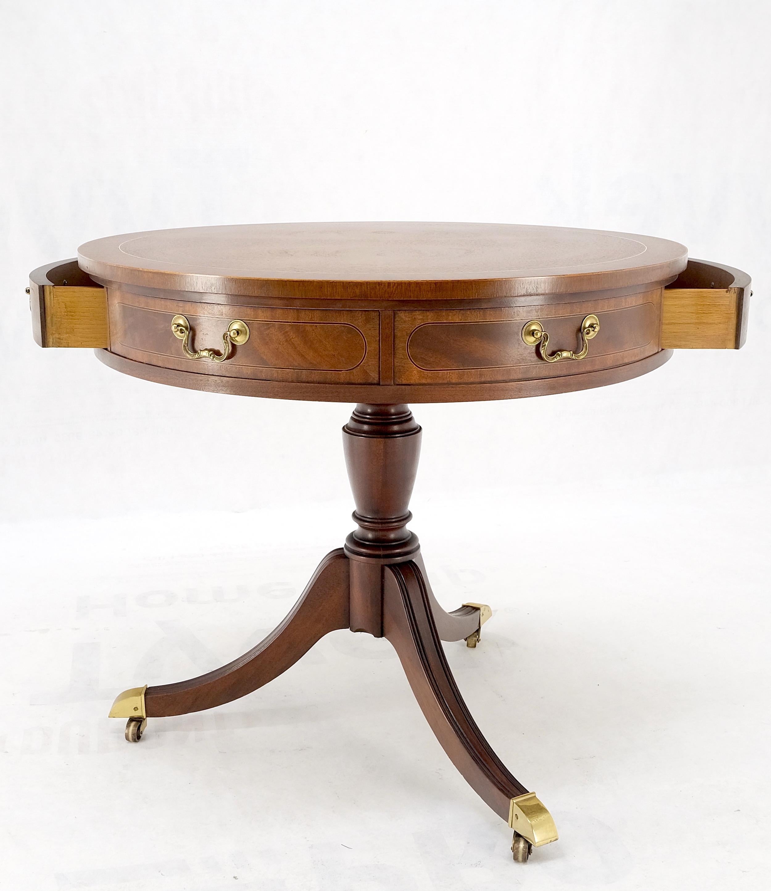 Baker: Mahagoni-Tisch mit zwei Schubladen und runder Trommel-Gueridon-Intarsienarbeit (Moderne der Mitte des Jahrhunderts) im Angebot