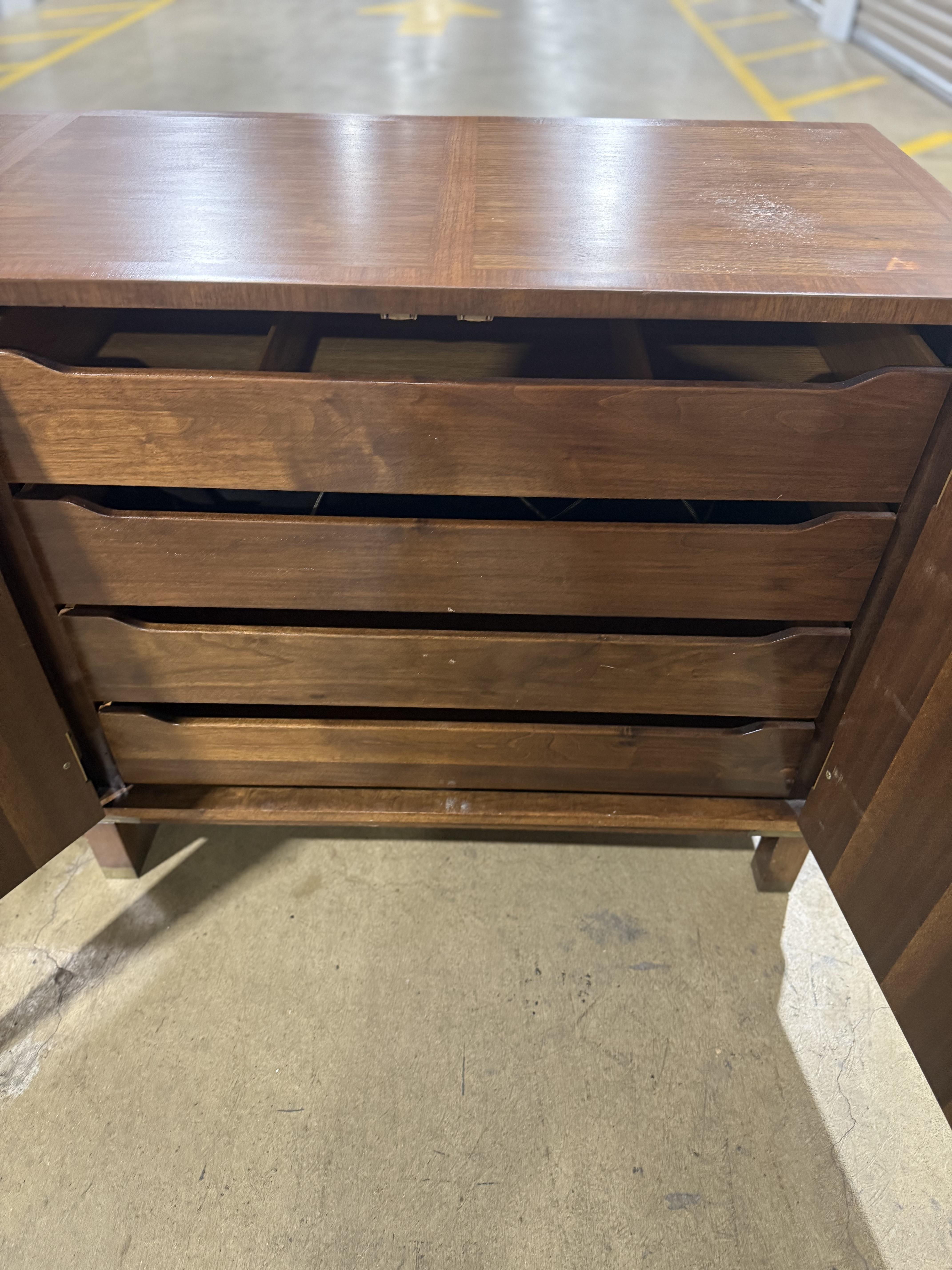 Baker Banded Walnut Credenza Server im Angebot 3