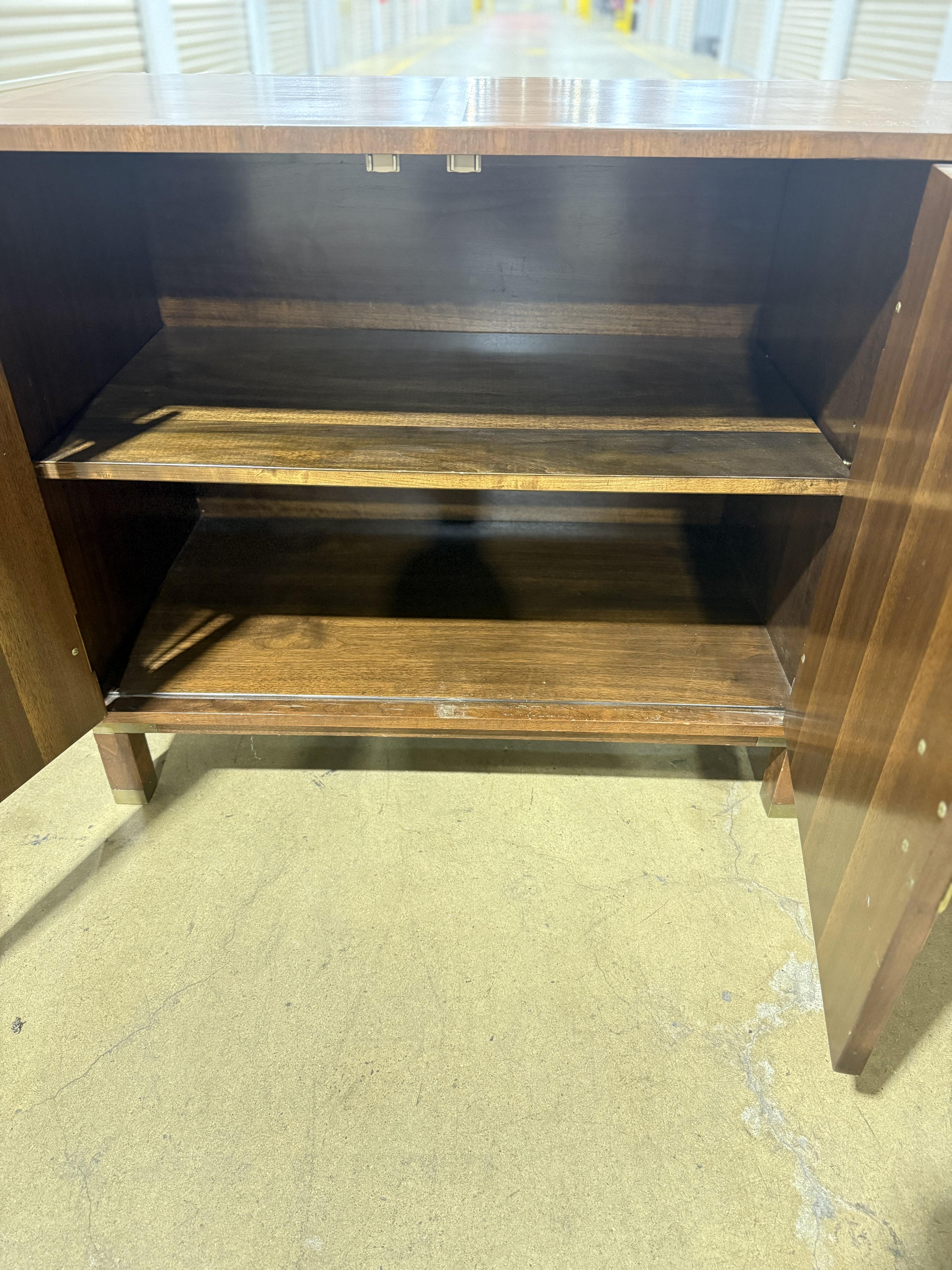 Baker Banded Walnut Credenza Server im Angebot 4
