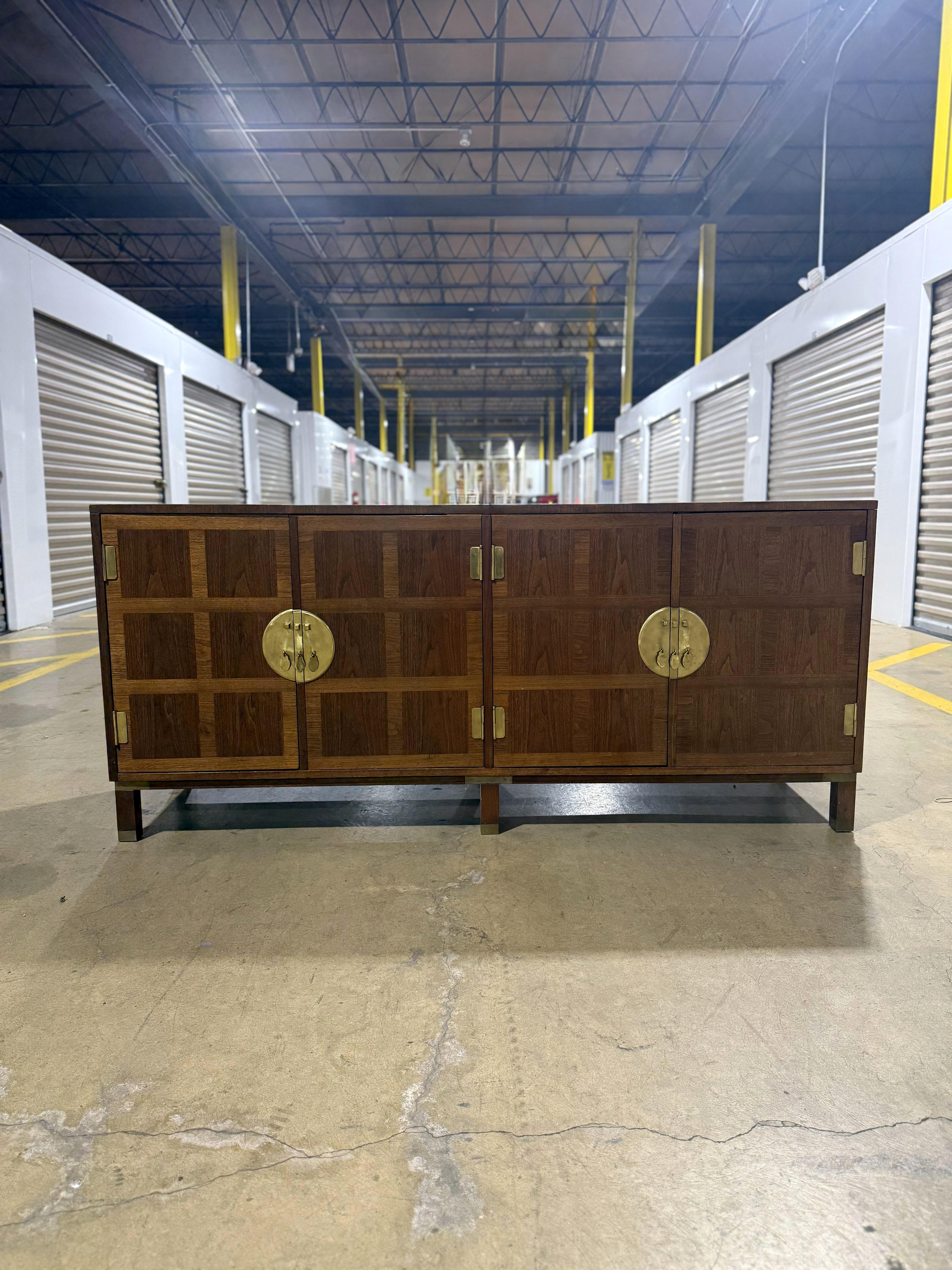 Atemberaubende und klassische Server-Credenza von Milling Road von Baker Furniture.
Dieser asiatisch inspirierte Schrank hat Messingakzente, einschließlich Messingkappen an den Füßen.
Schrankoberseite und -seiten wurden neu lackiert. Eine Stelle ist