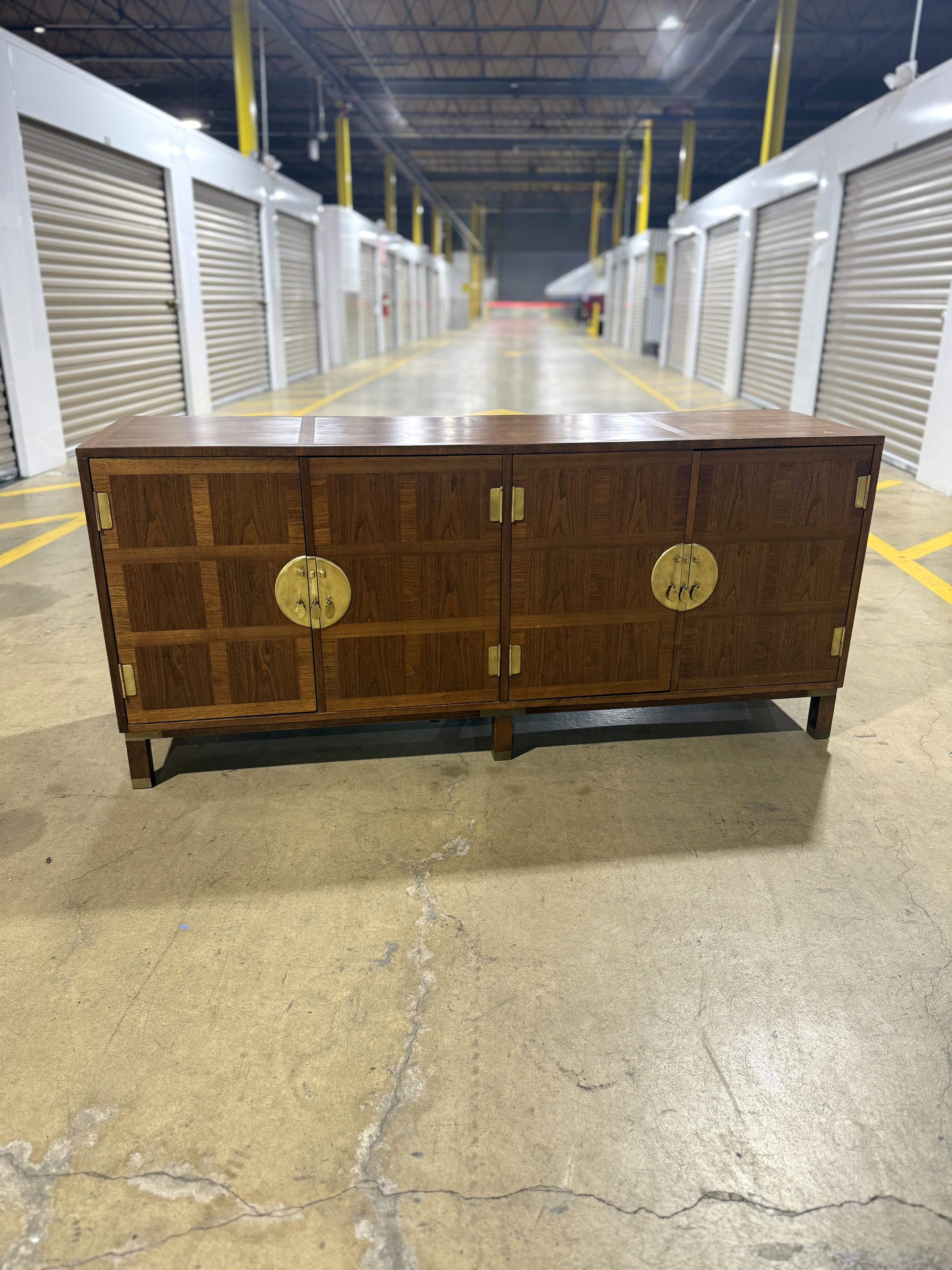 Baker Banded Walnut Credenza Server (Amerikanische Klassik) im Angebot