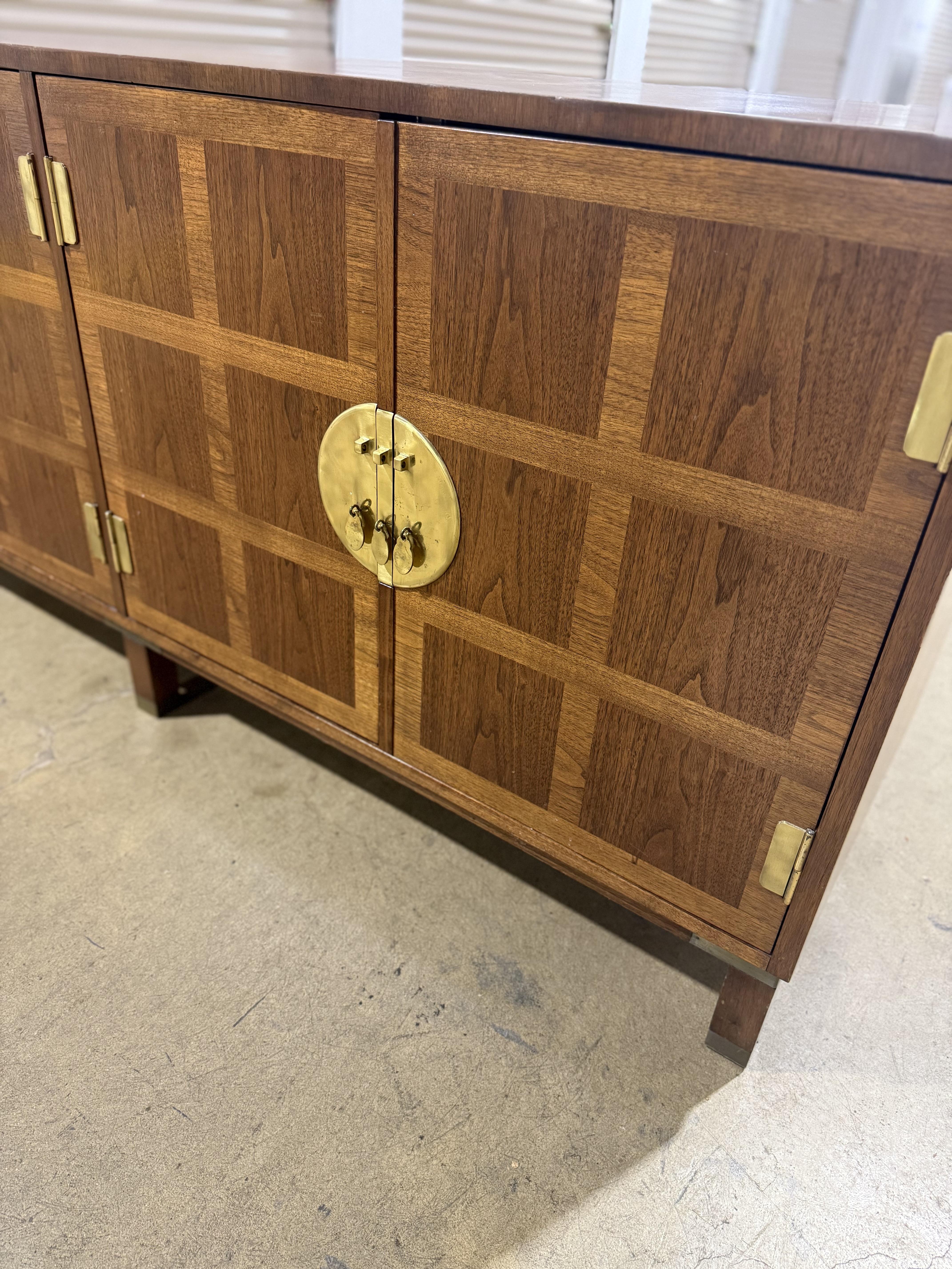 Baker Banded Walnut Credenza Server (amerikanisch) im Angebot