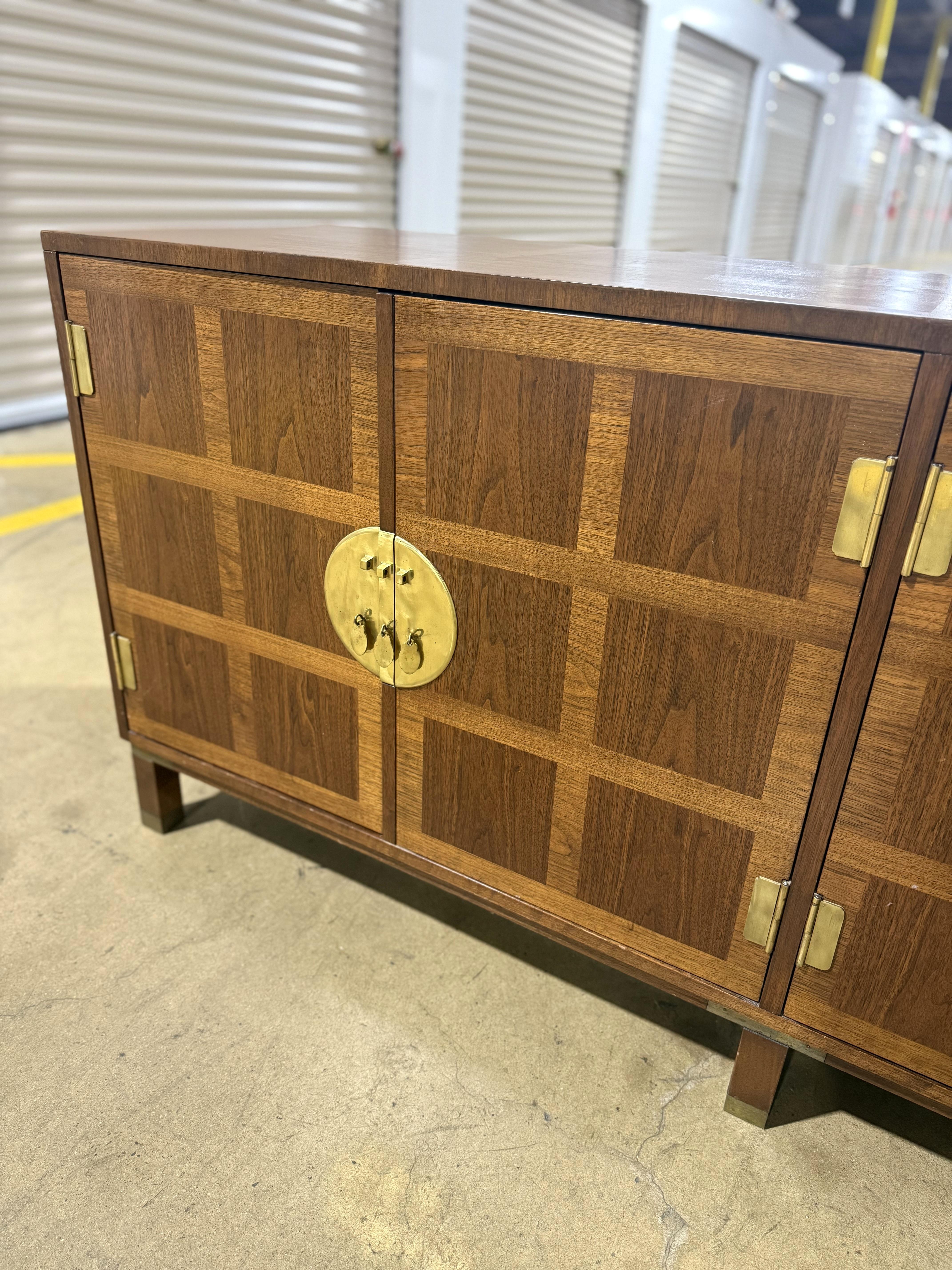 Baker Banded Walnut Credenza Server im Zustand „Gut“ im Angebot in Southampton, NJ