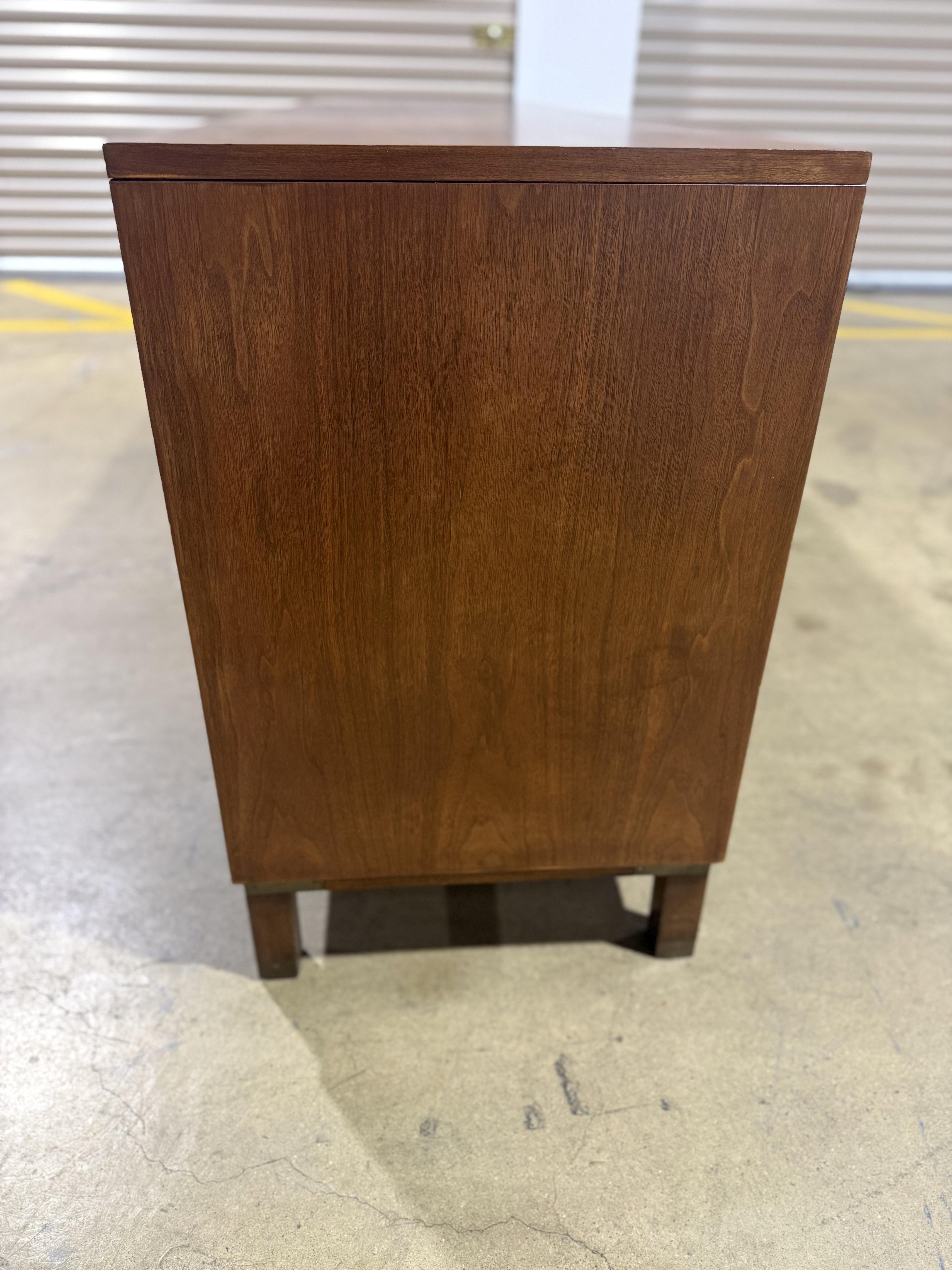 Baker Banded Walnut Credenza Server (Mitte des 20. Jahrhunderts) im Angebot