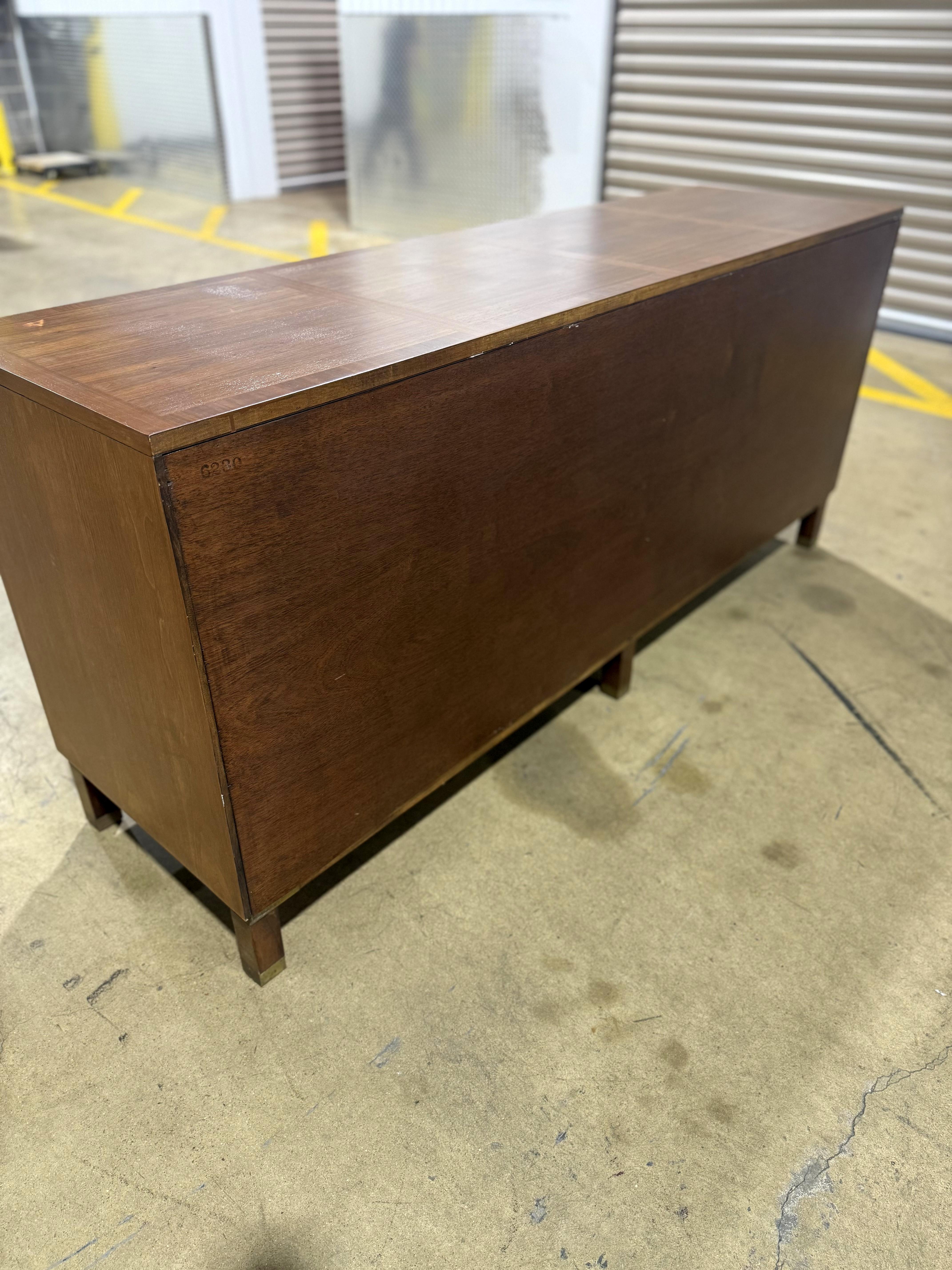 Baker Banded Walnut Credenza Server (Holz) im Angebot