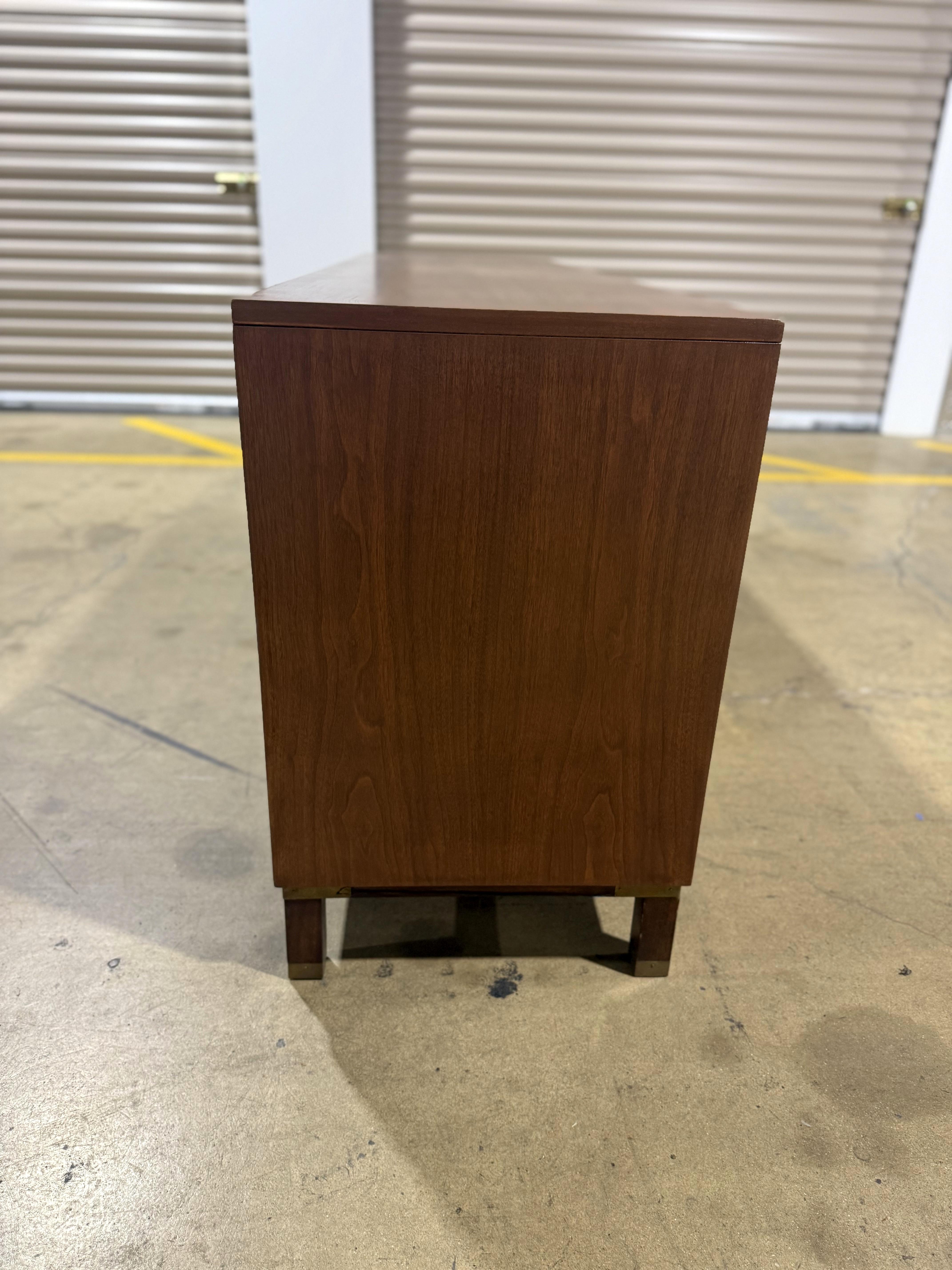 Baker Banded Walnut Credenza Server im Angebot 1