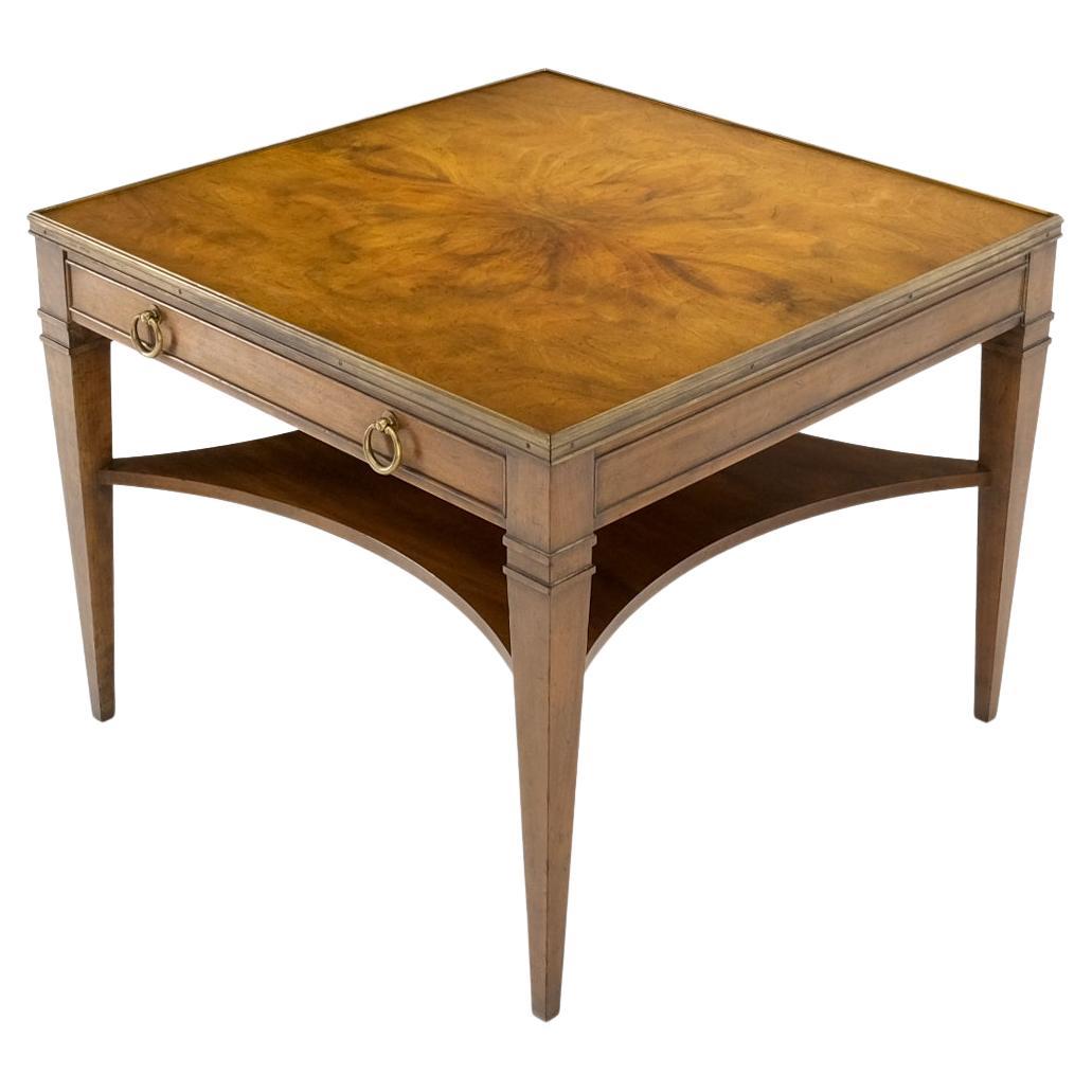 Baker Nogal Burl Cuadrado Latón Galería Top Cajón Lateral Lámpara Mesa de Noche