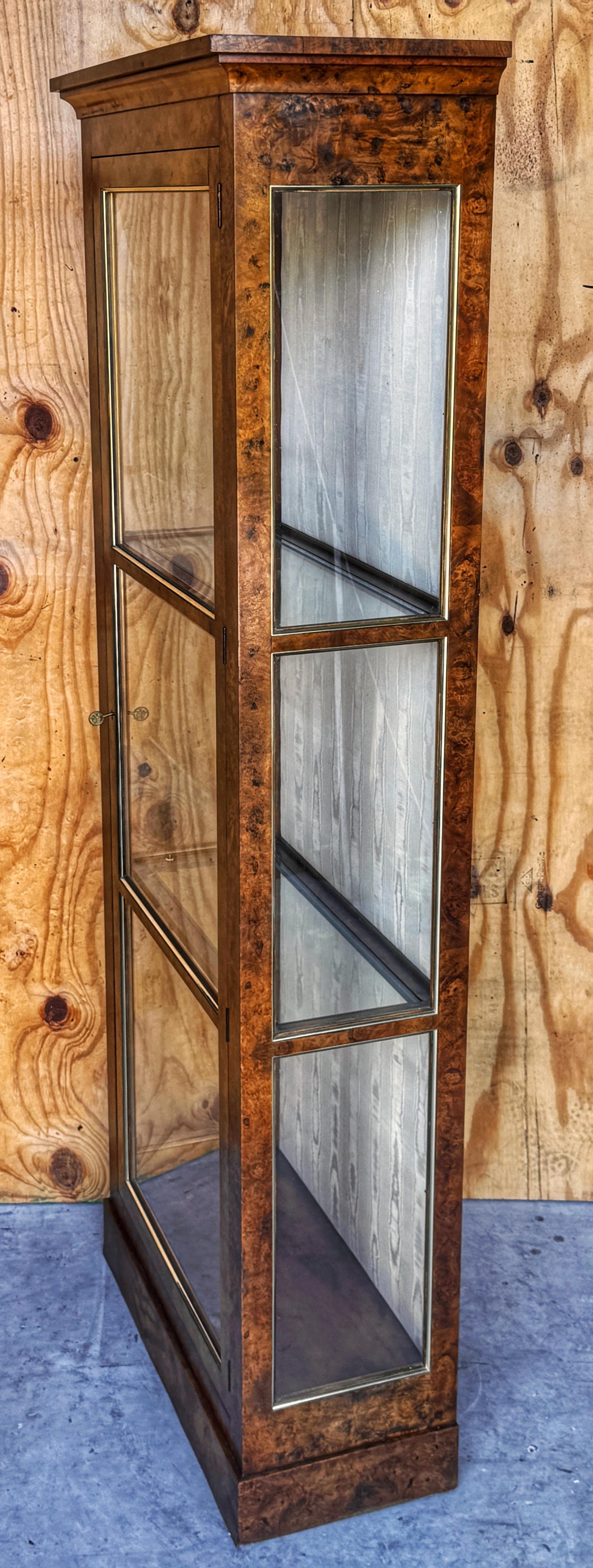 Baker Vitrine aus Wurzelholz und Glas, Sammlerausgabe im Angebot 3