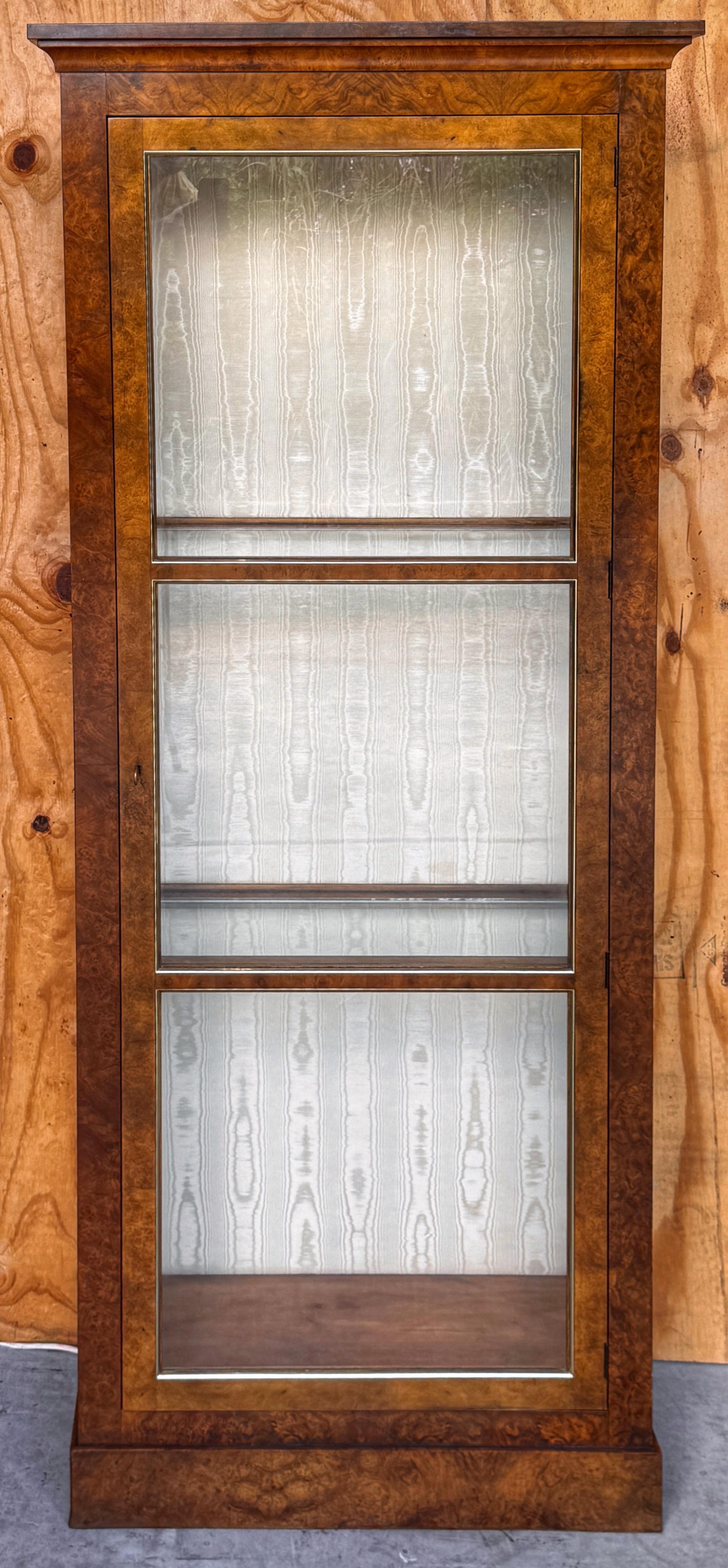Baker Vitrine aus Wurzelholz und Glas, Sammlerausgabe im Angebot 4