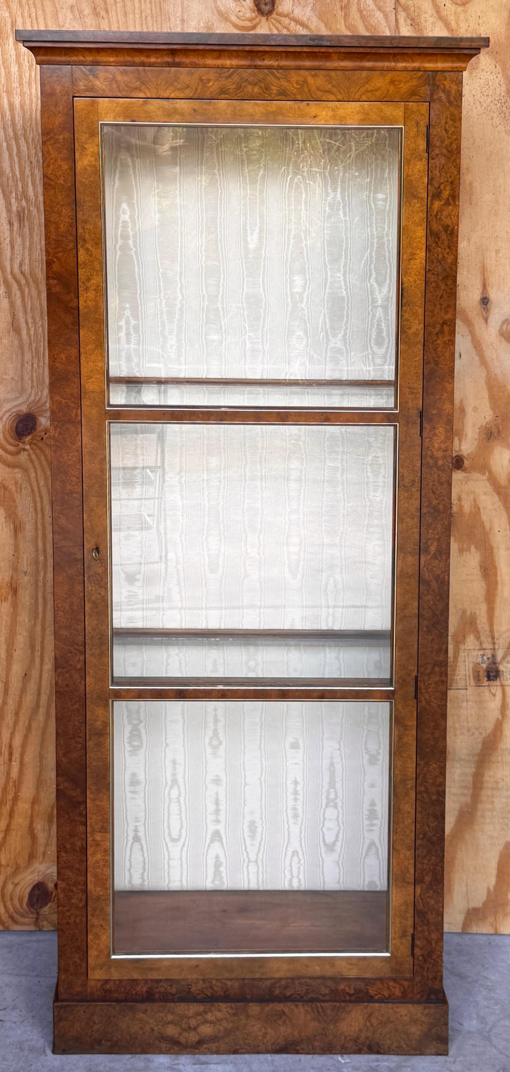Die Baker Burl Wood & Glass Vitrine-Collectors Edition ist eine wunderschön gearbeitete Vitrine, die sich perfekt zur Präsentation von Sammlerstücken, Kunst, Büchern und Erbstücken eignet. Mit einer Höhe von 84 Zoll, einer Breite von 30 Zoll und