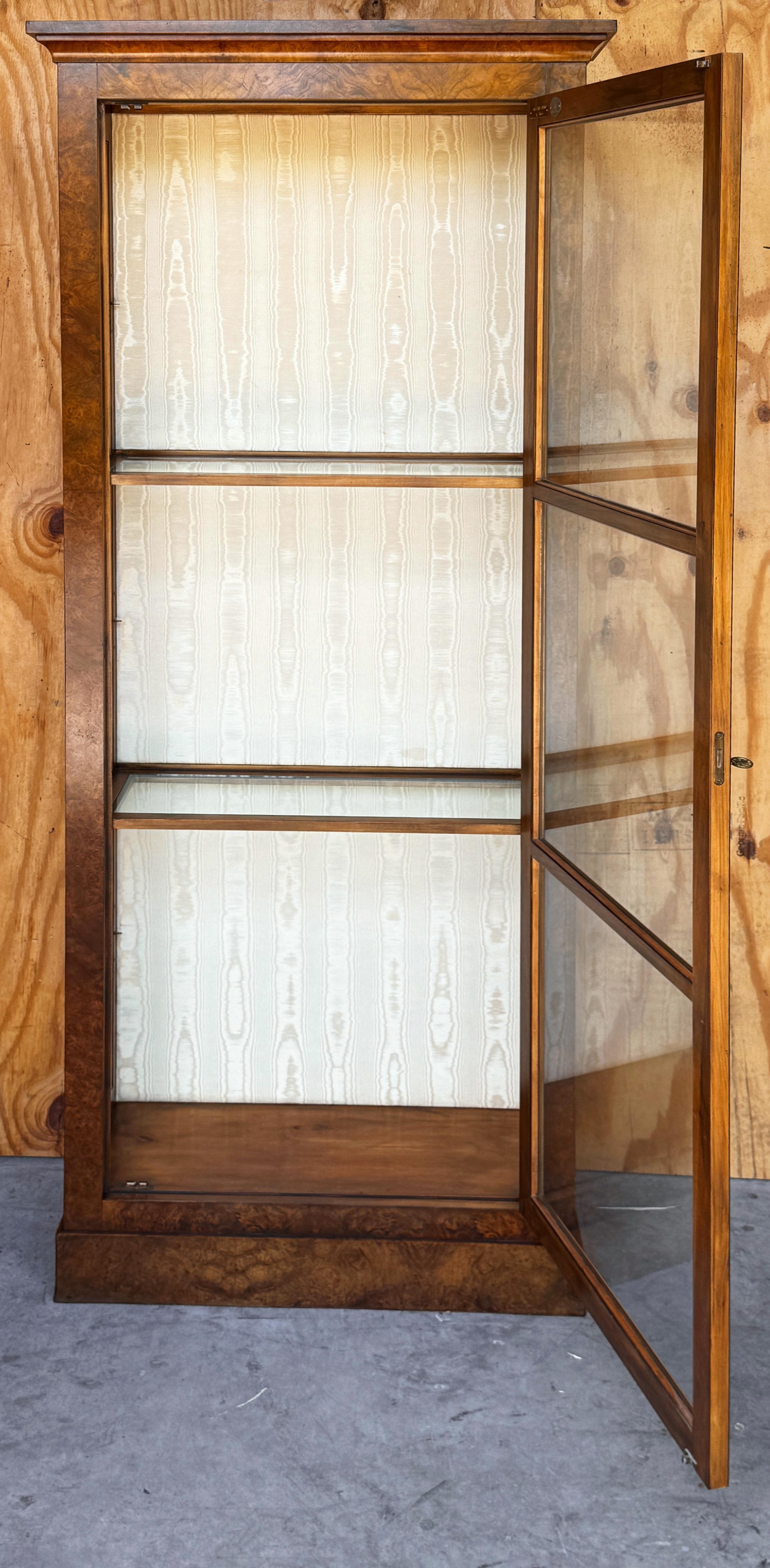 Baker Vitrine aus Wurzelholz und Glas, Sammlerausgabe (Neoklassisch) im Angebot