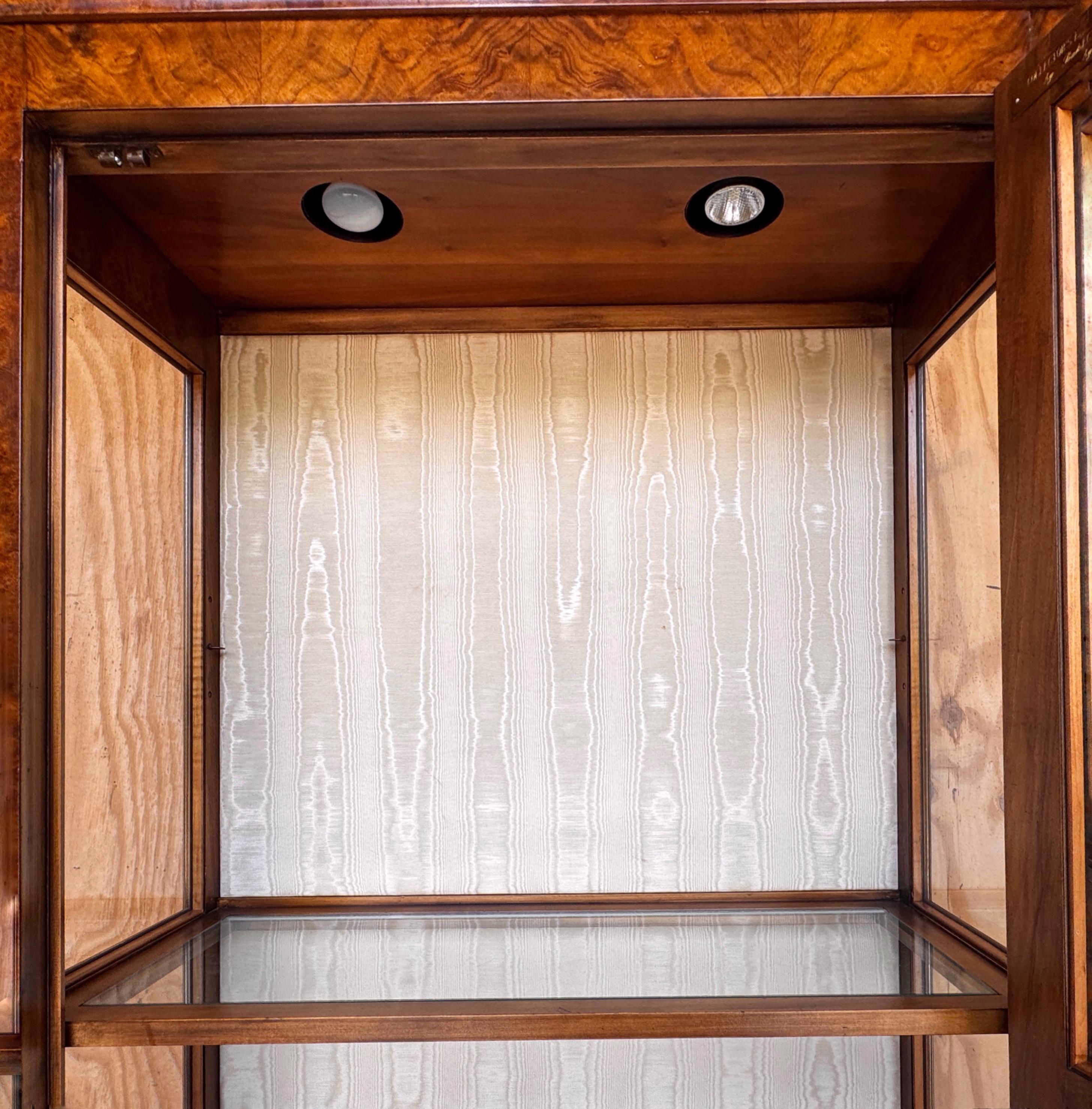 Baker Vitrine aus Wurzelholz und Glas, Sammlerausgabe (amerikanisch) im Angebot