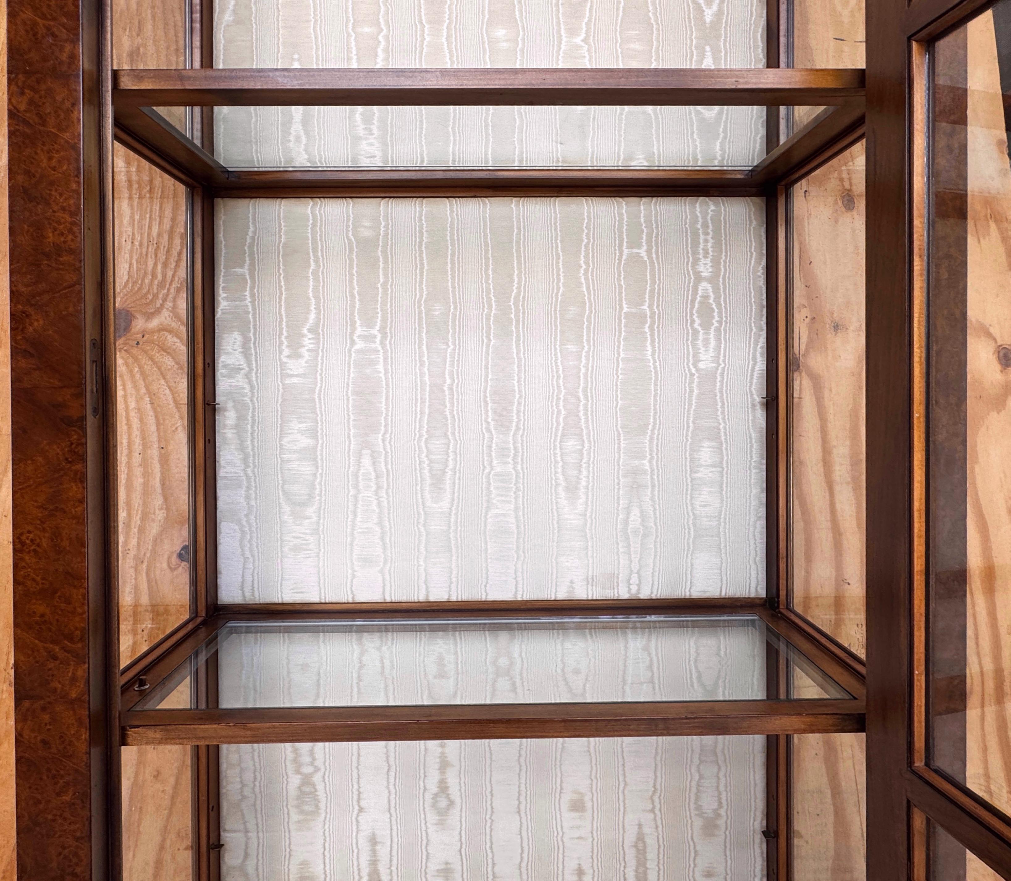 Baker Vitrine aus Wurzelholz und Glas, Sammlerausgabe im Zustand „Gut“ im Angebot in West Palm Beach, FL