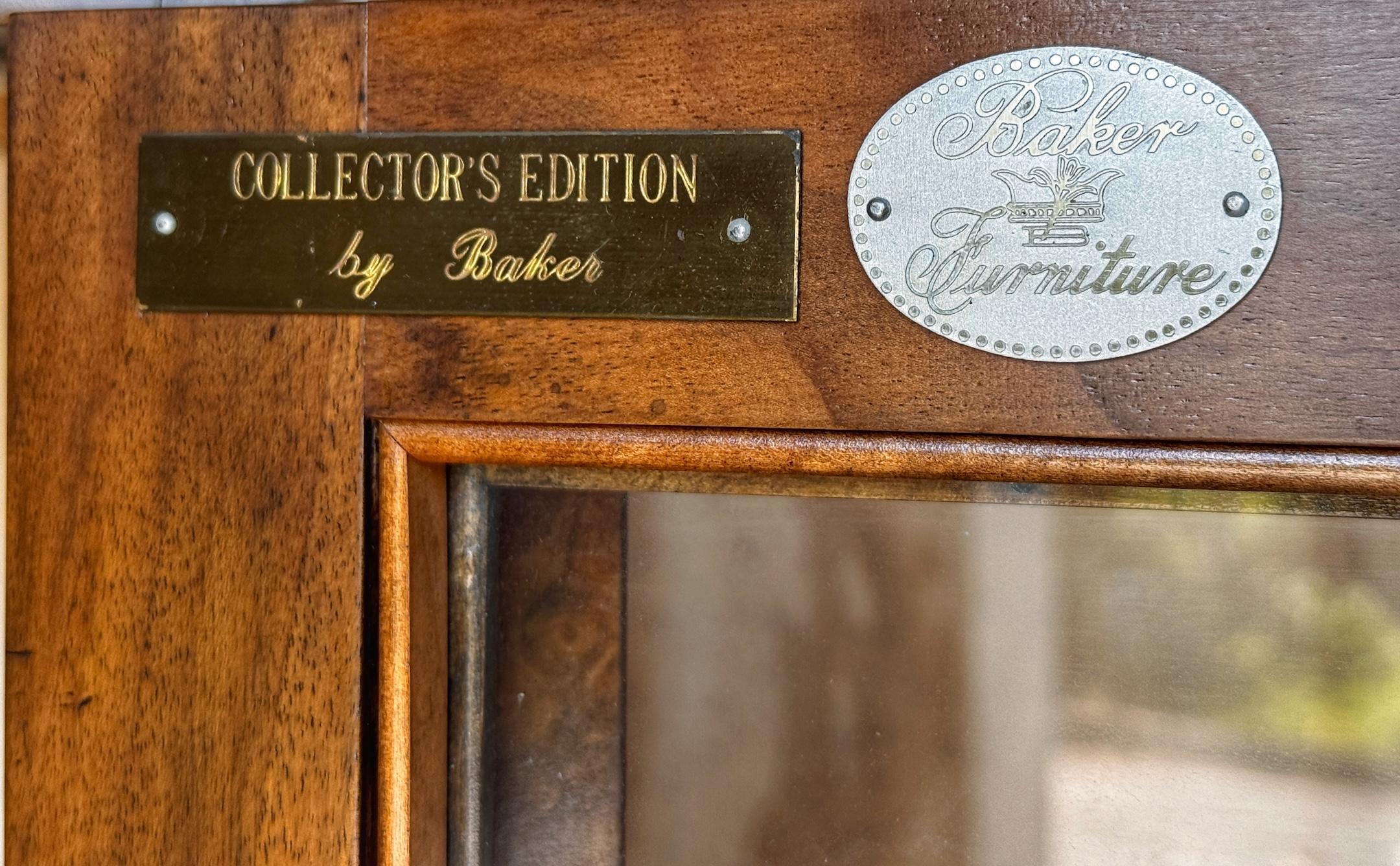 Baker Vitrine aus Wurzelholz und Glas, Sammlerausgabe (20. Jahrhundert) im Angebot