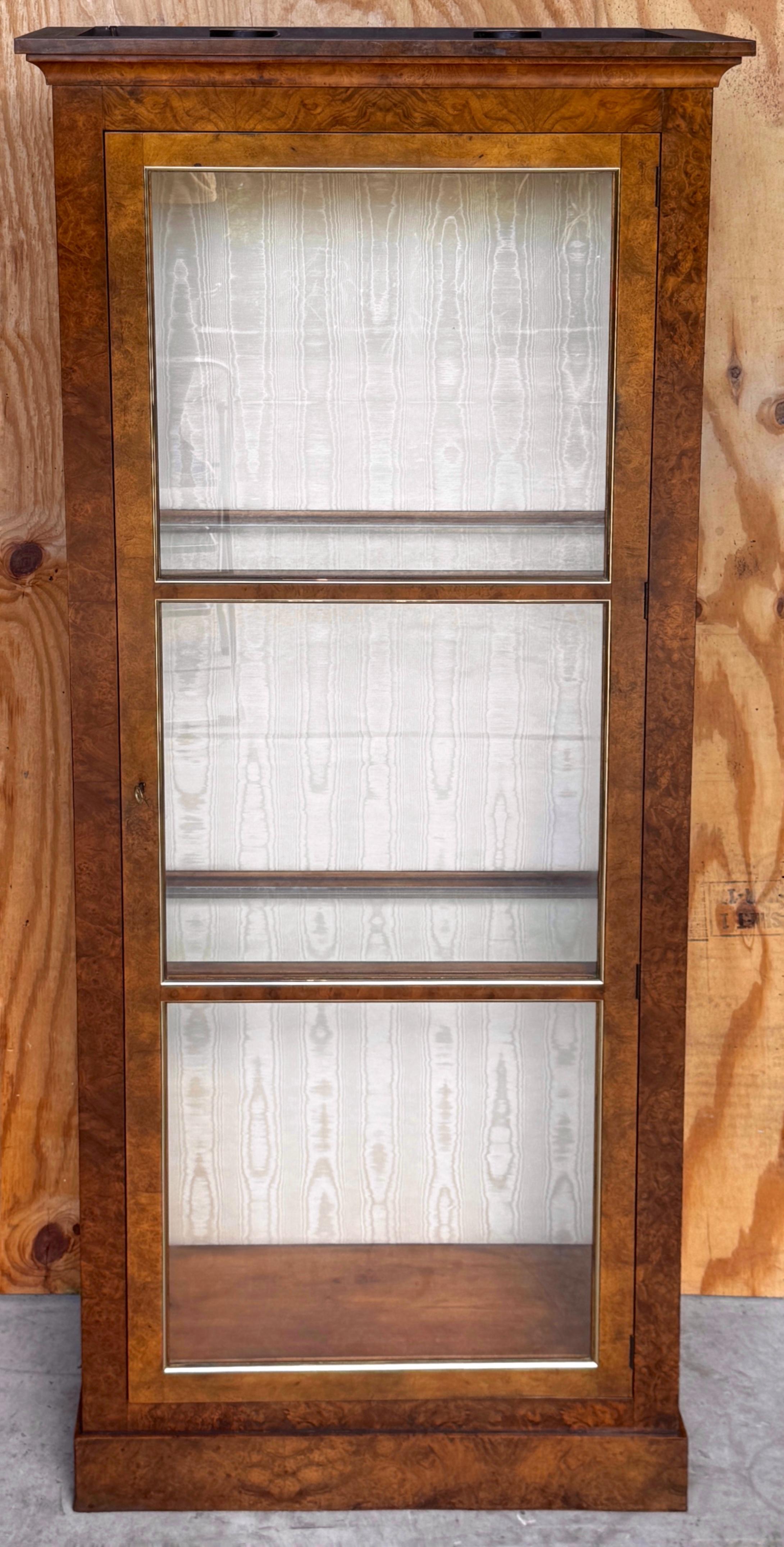 Baker Vitrine aus Wurzelholz und Glas, Sammlerausgabe (Messing) im Angebot