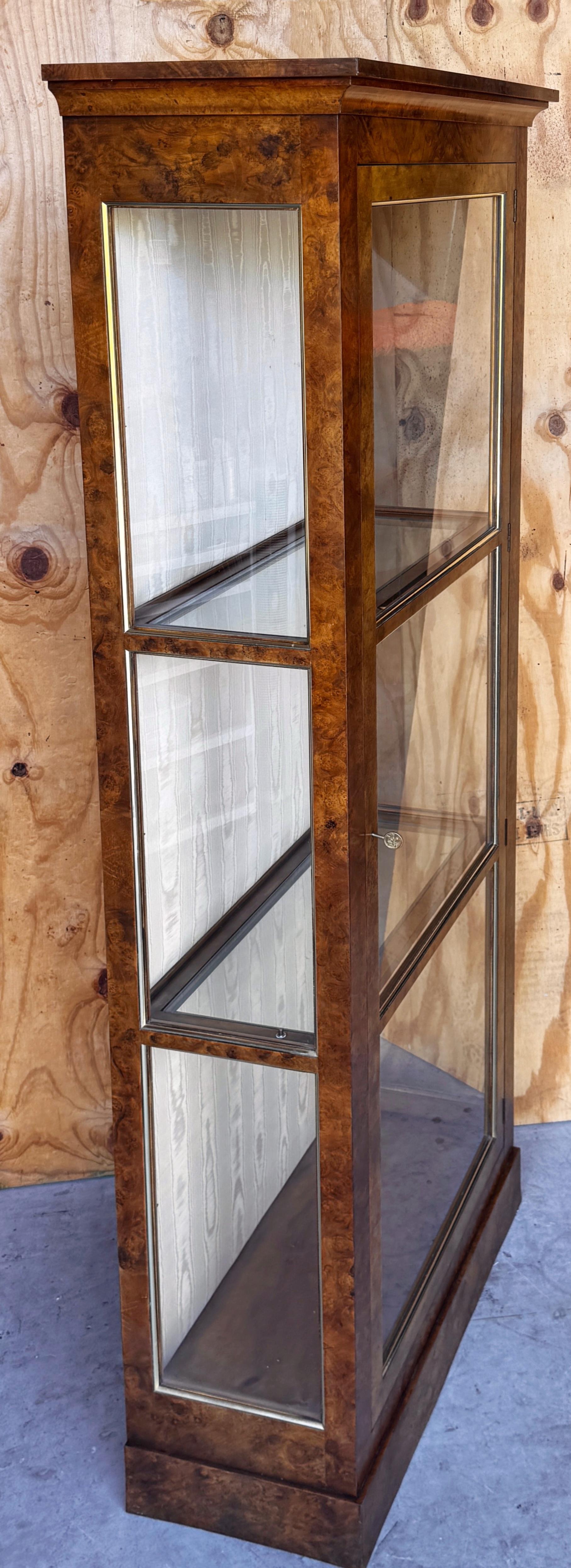 Baker Vitrine aus Wurzelholz und Glas, Sammlerausgabe im Angebot 2