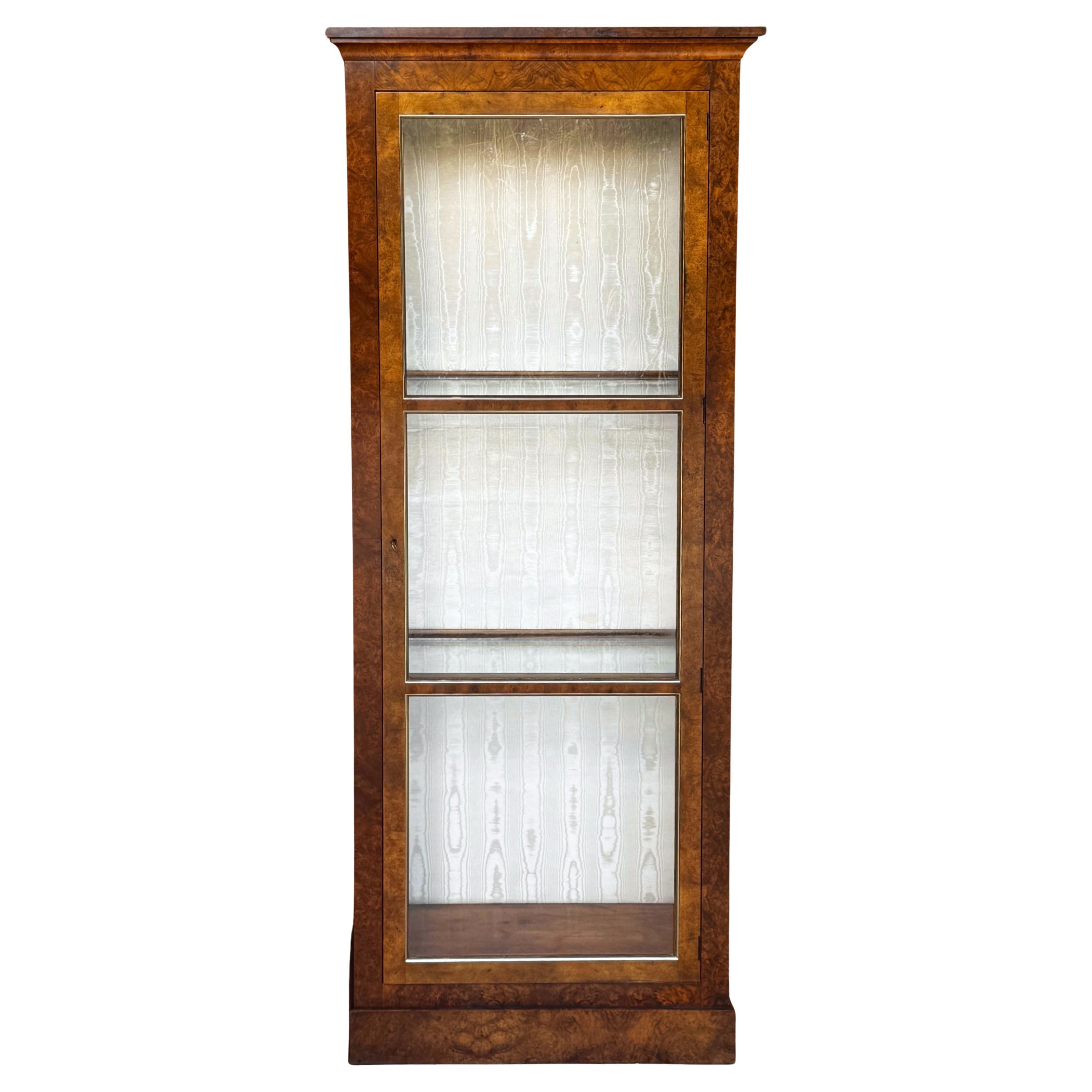 Baker Vitrine aus Wurzelholz und Glas, Sammlerausgabe im Angebot