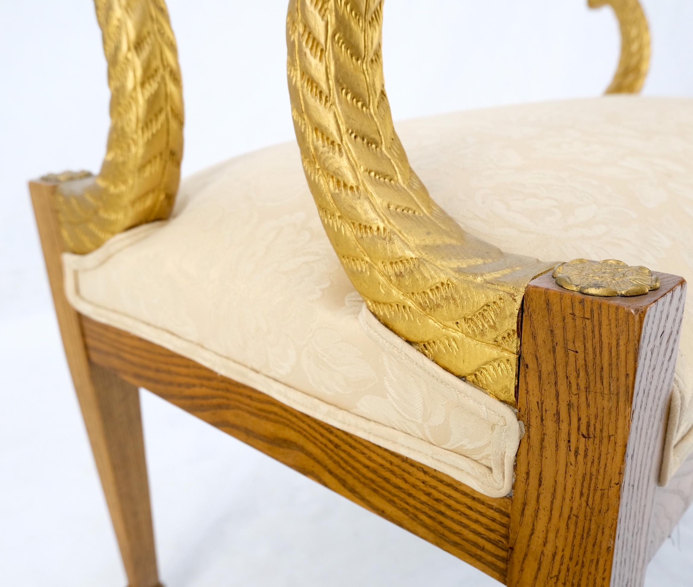 Banc d'entrée de qualité pour fenêtre à motif de dauphins sculptés et dorés de Baker en vente 3