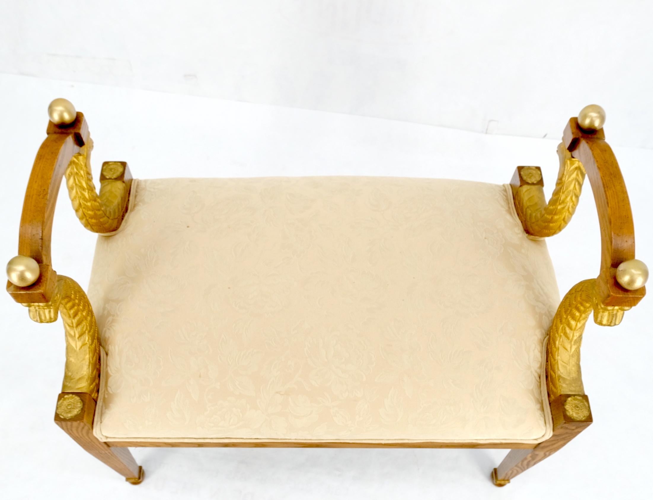 Banc d'entrée de qualité pour fenêtre à motif de dauphins sculptés et dorés de Baker en vente 7